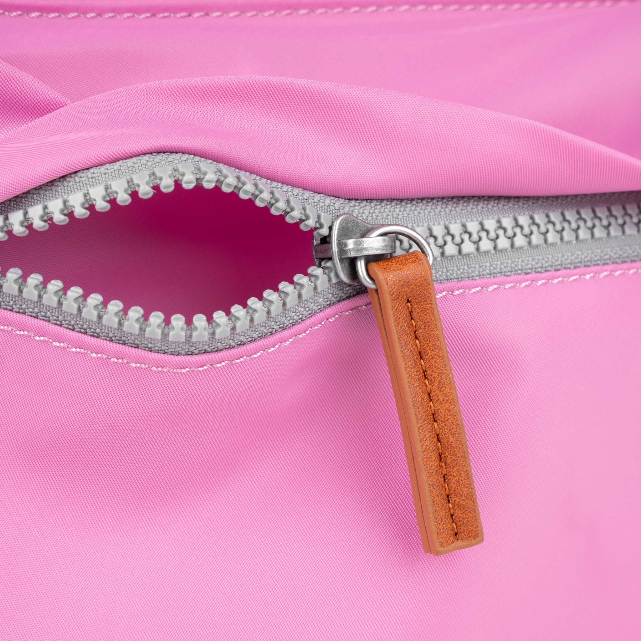 ROKA London - Kennington M crossbody-väska #Färg_Orchid