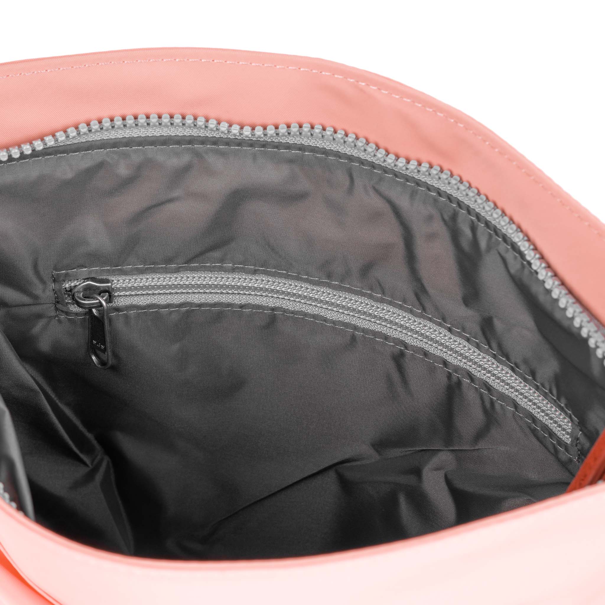 ROKA London - Kennington M crossbody-väska #Färg_Punch