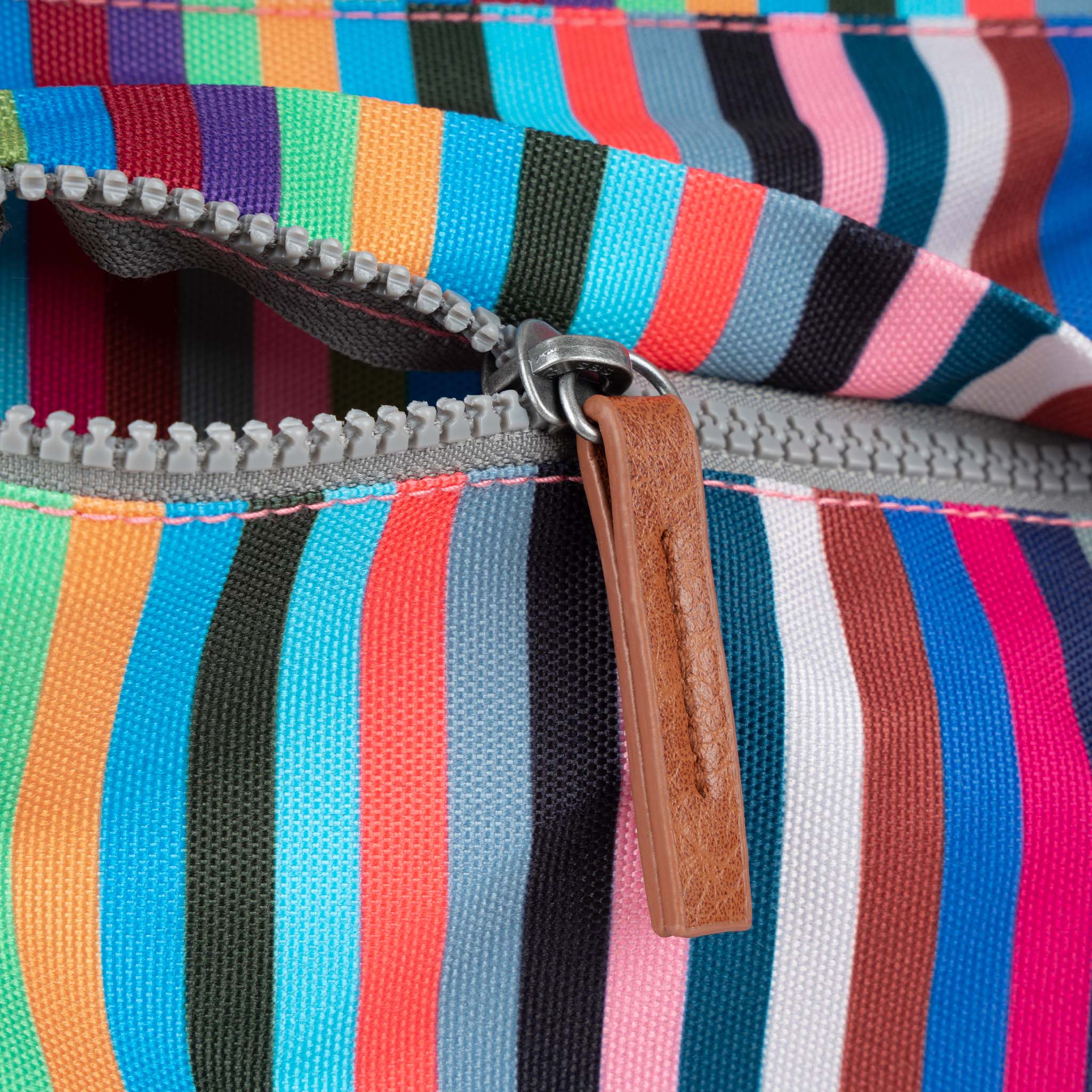 ROKA London - Kennington M crossbody-väska #Färg_Multi_Stripe