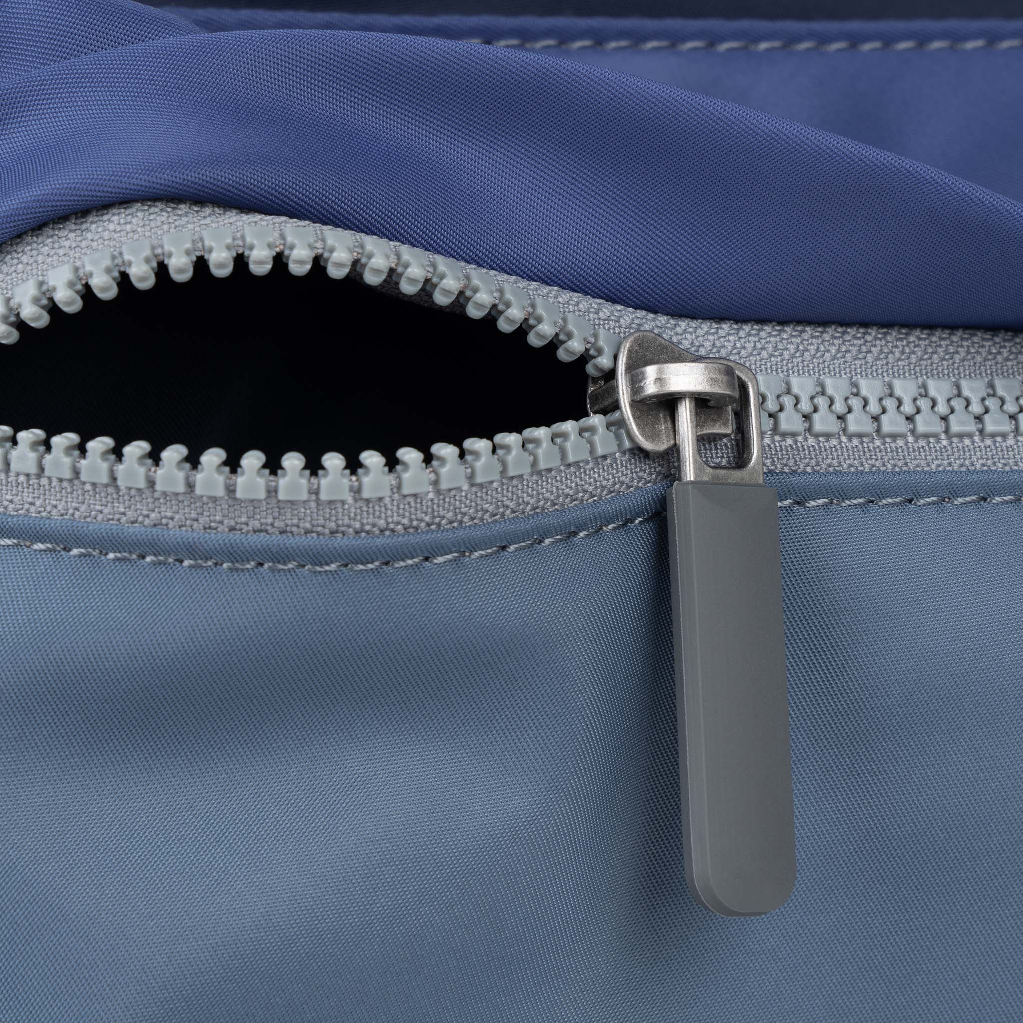 ROKA London - Kennington M crossbody-väska #Färg_Indigo_Tonal