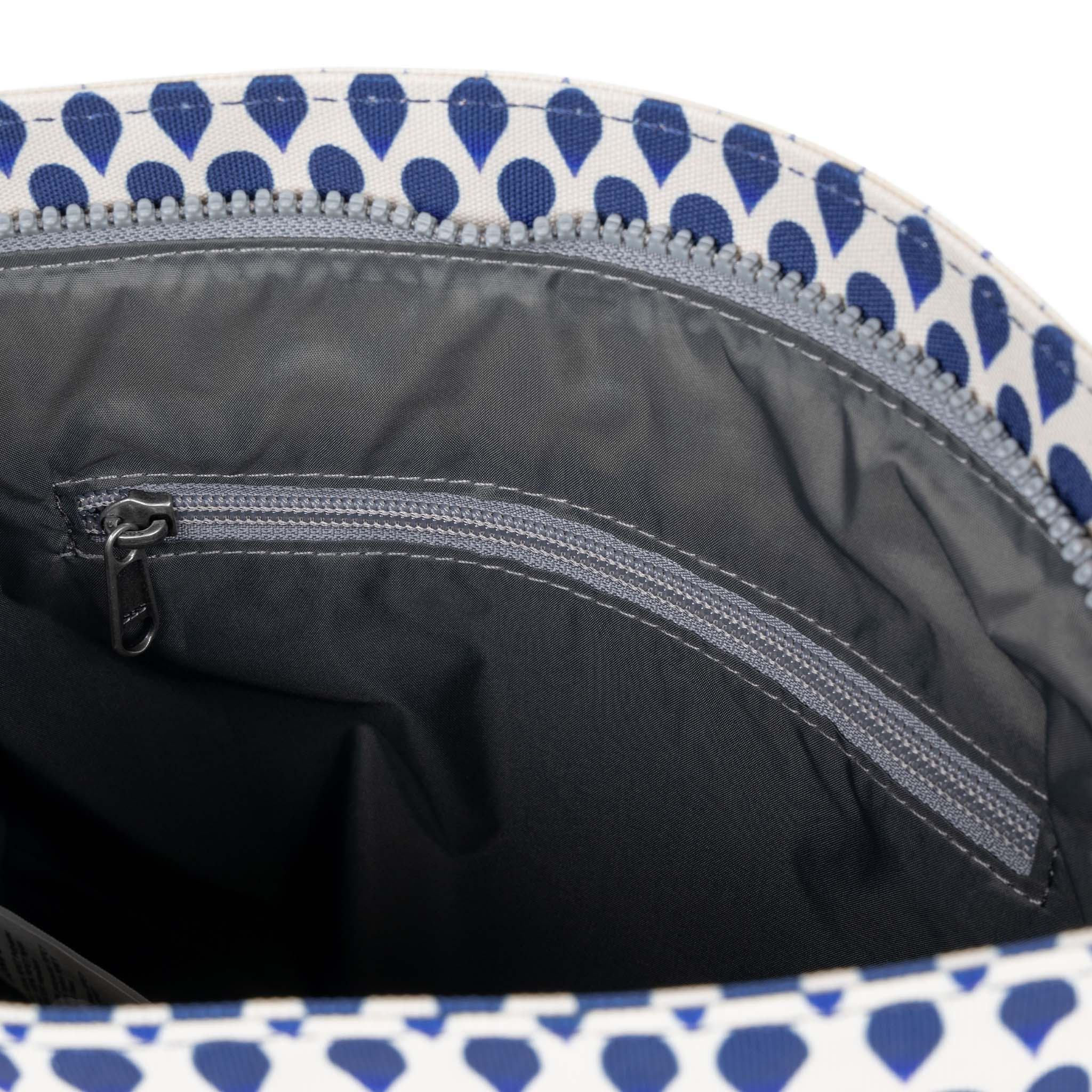 ROKA London - Kennington M crossbody-väska #Färg_Denim_Rain