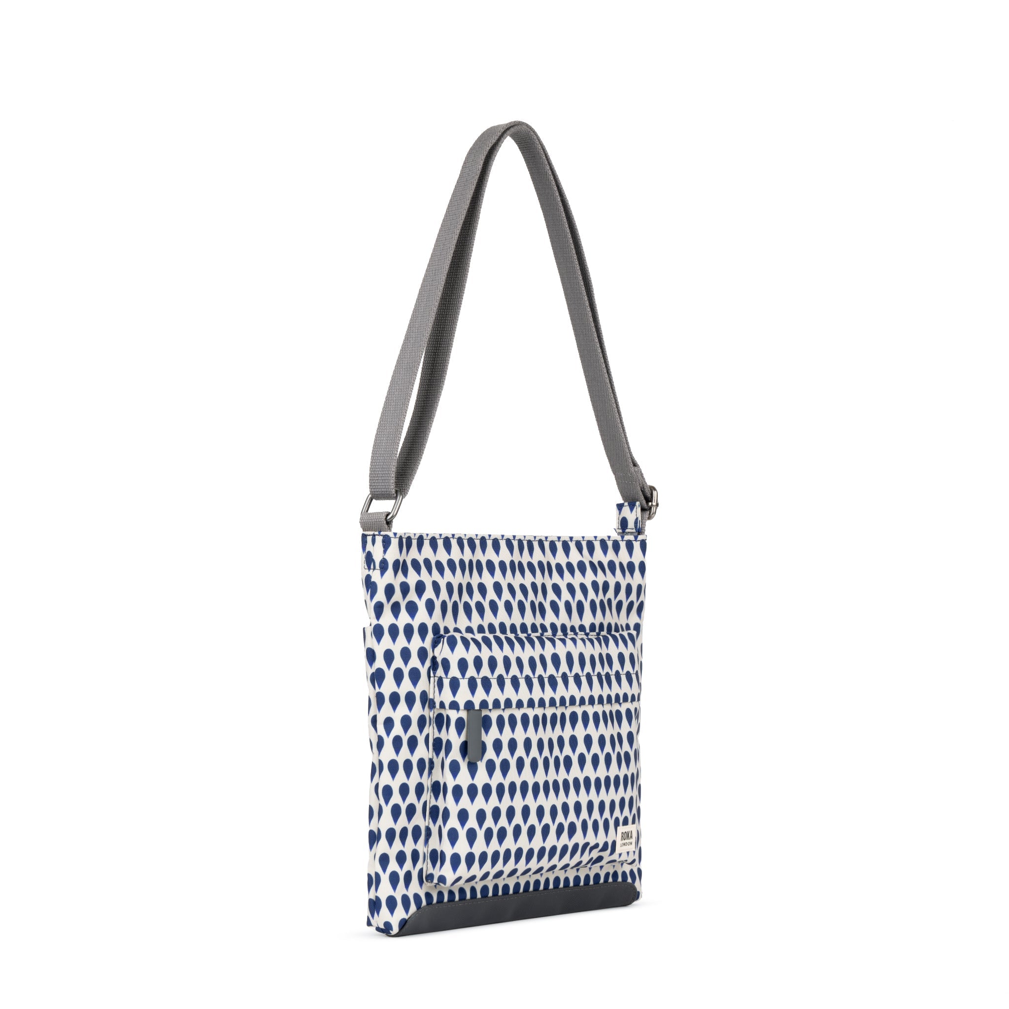 ROKA London - Kennington M crossbody-väska #Färg_Denim_Rain