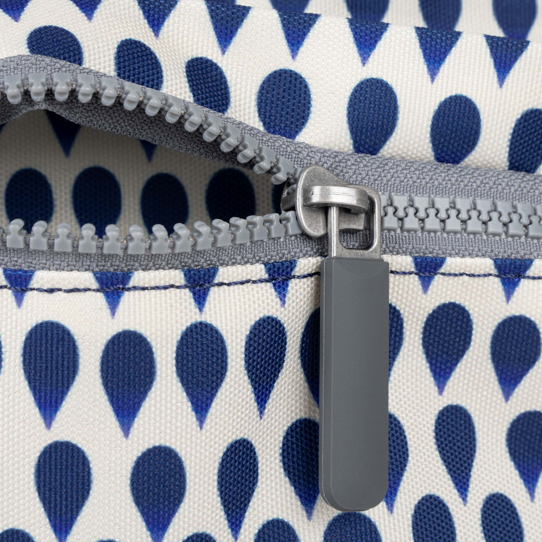 ROKA London - Kennington M crossbody-väska #Färg_Denim_Rain