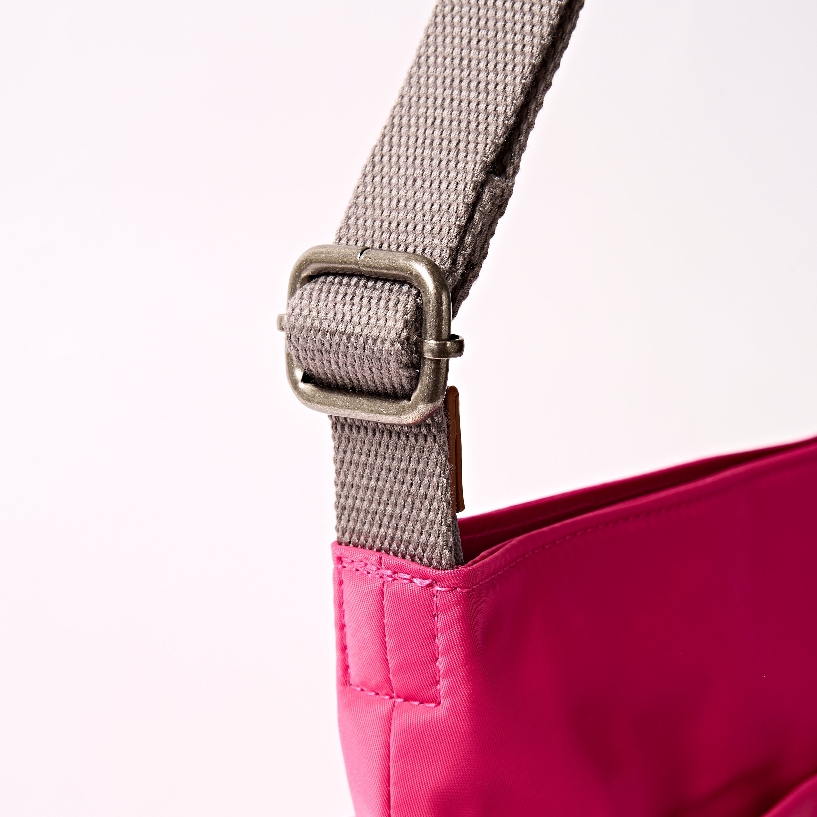 ROKA London - Kennington M crossbody-väska #Färg_Granita_Red