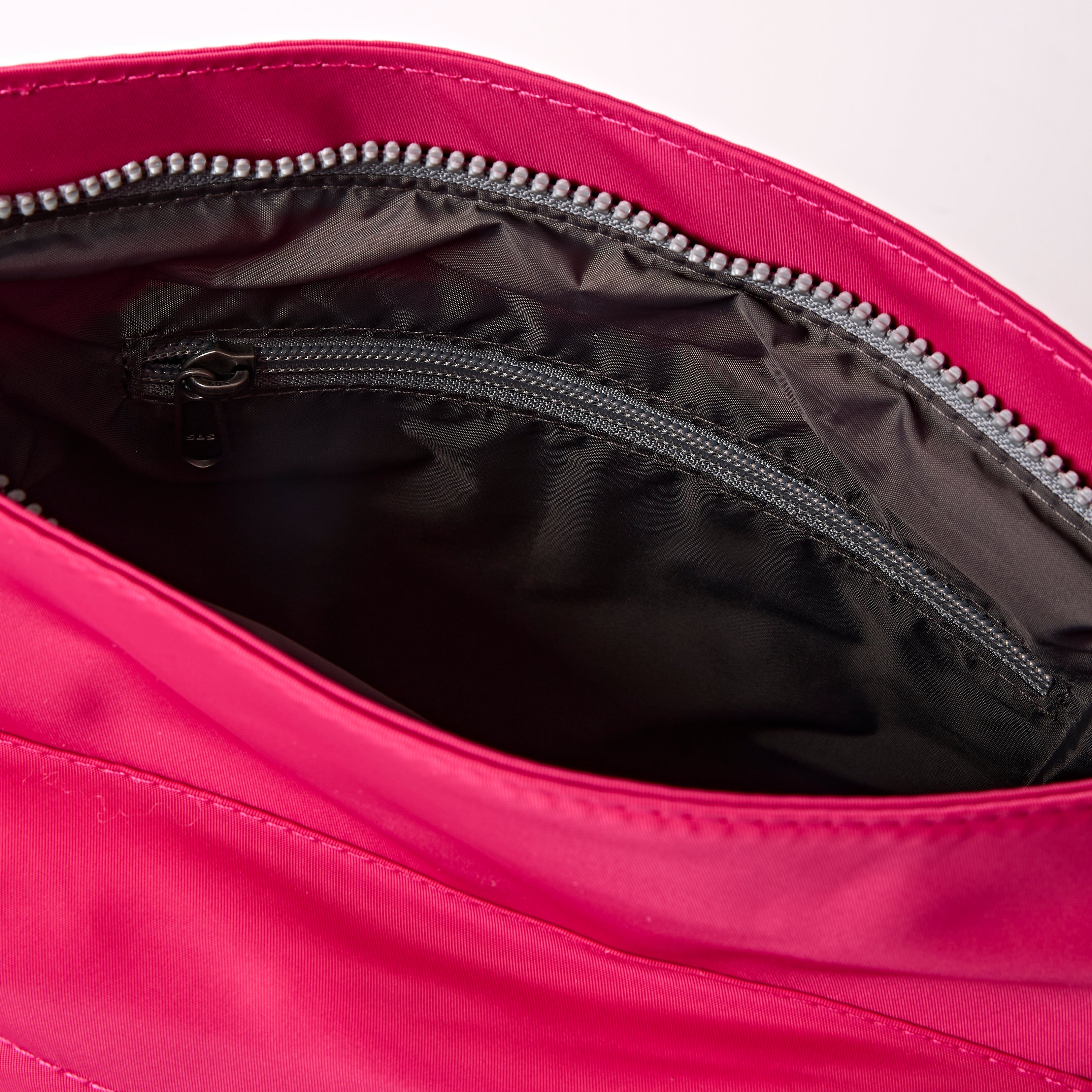 ROKA London - Kennington M crossbody-väska #Färg_Granita_Red