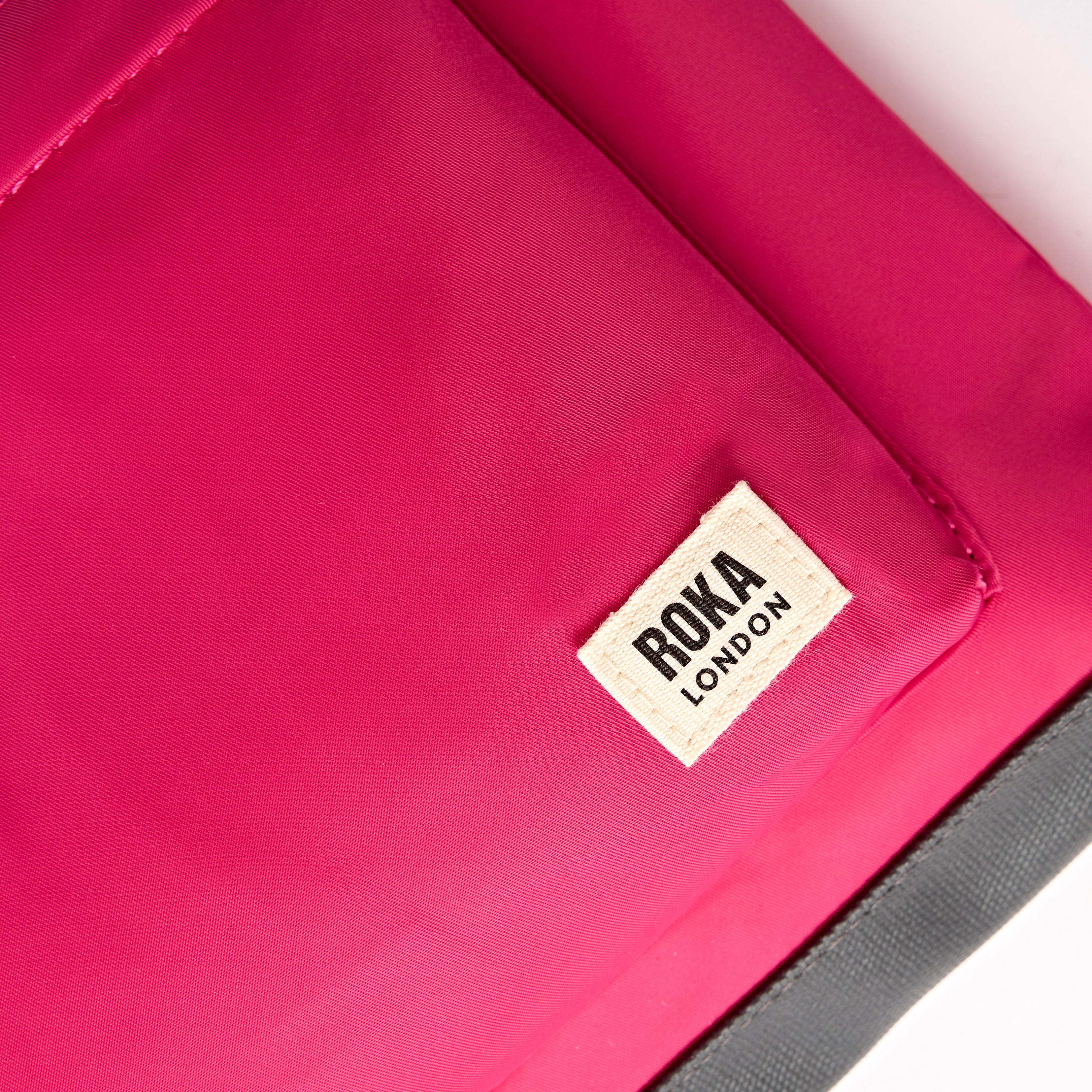 ROKA London - Kennington M crossbody-väska #Färg_Granita_Red