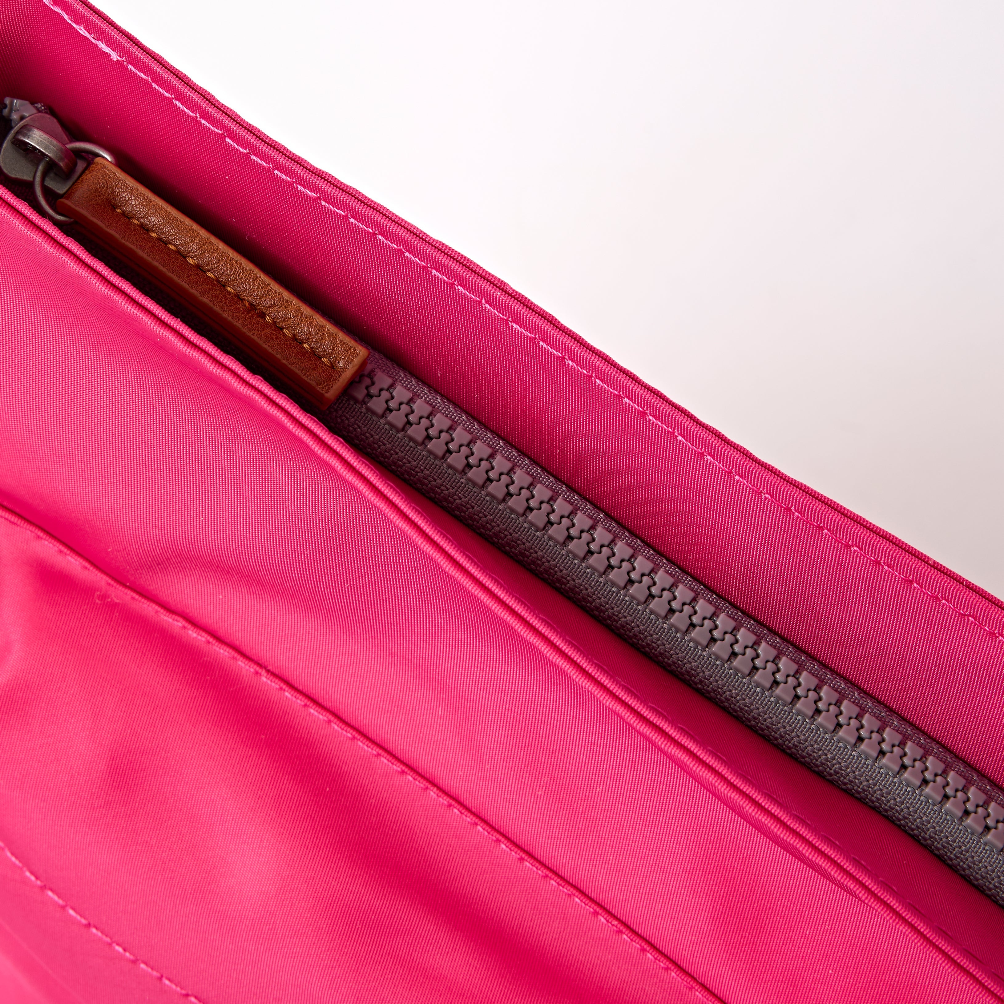 ROKA London - Kennington M crossbody-väska #Färg_Granita_Red