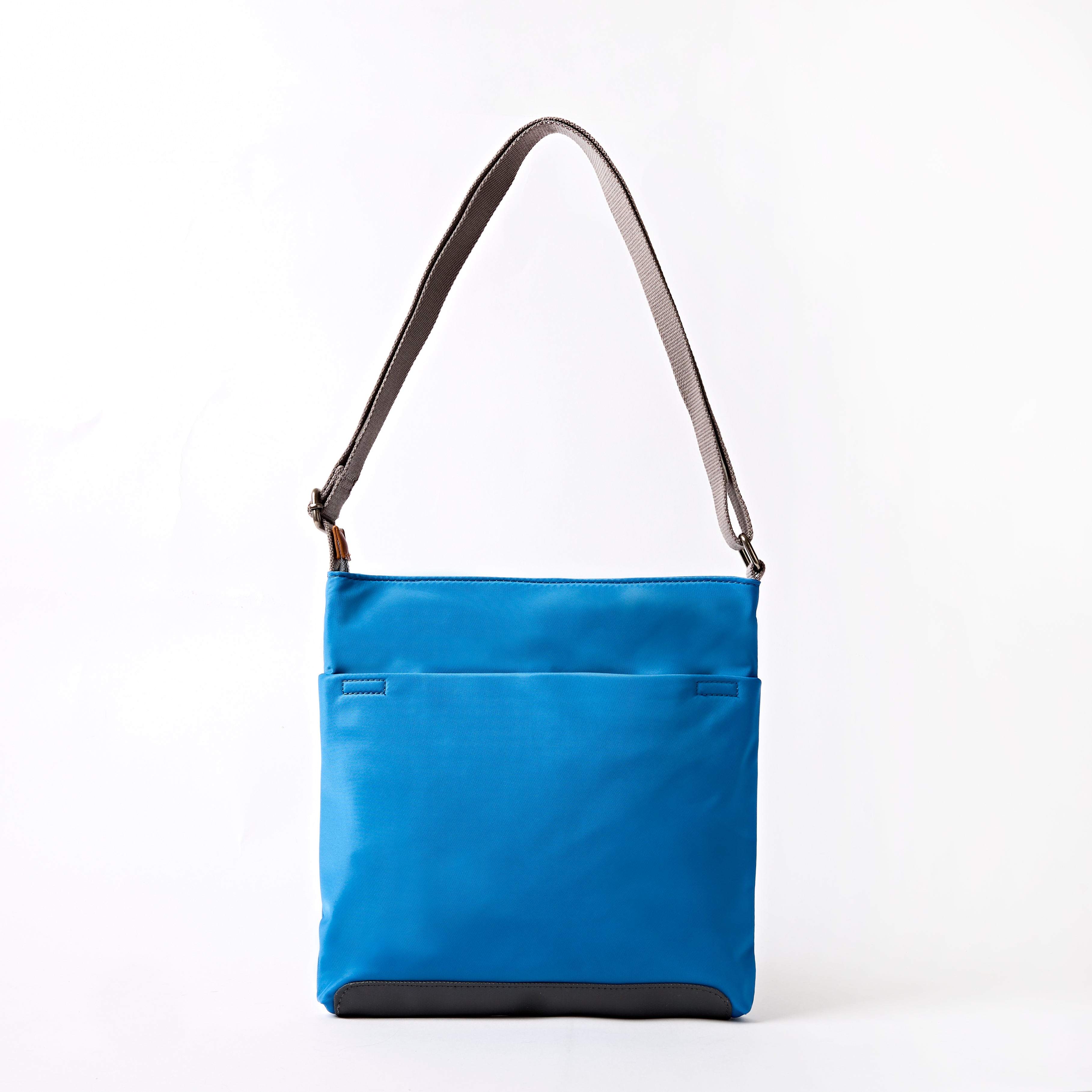 ROKA London - Kennington M crossbody-väska #Färg_Malibu_Blue