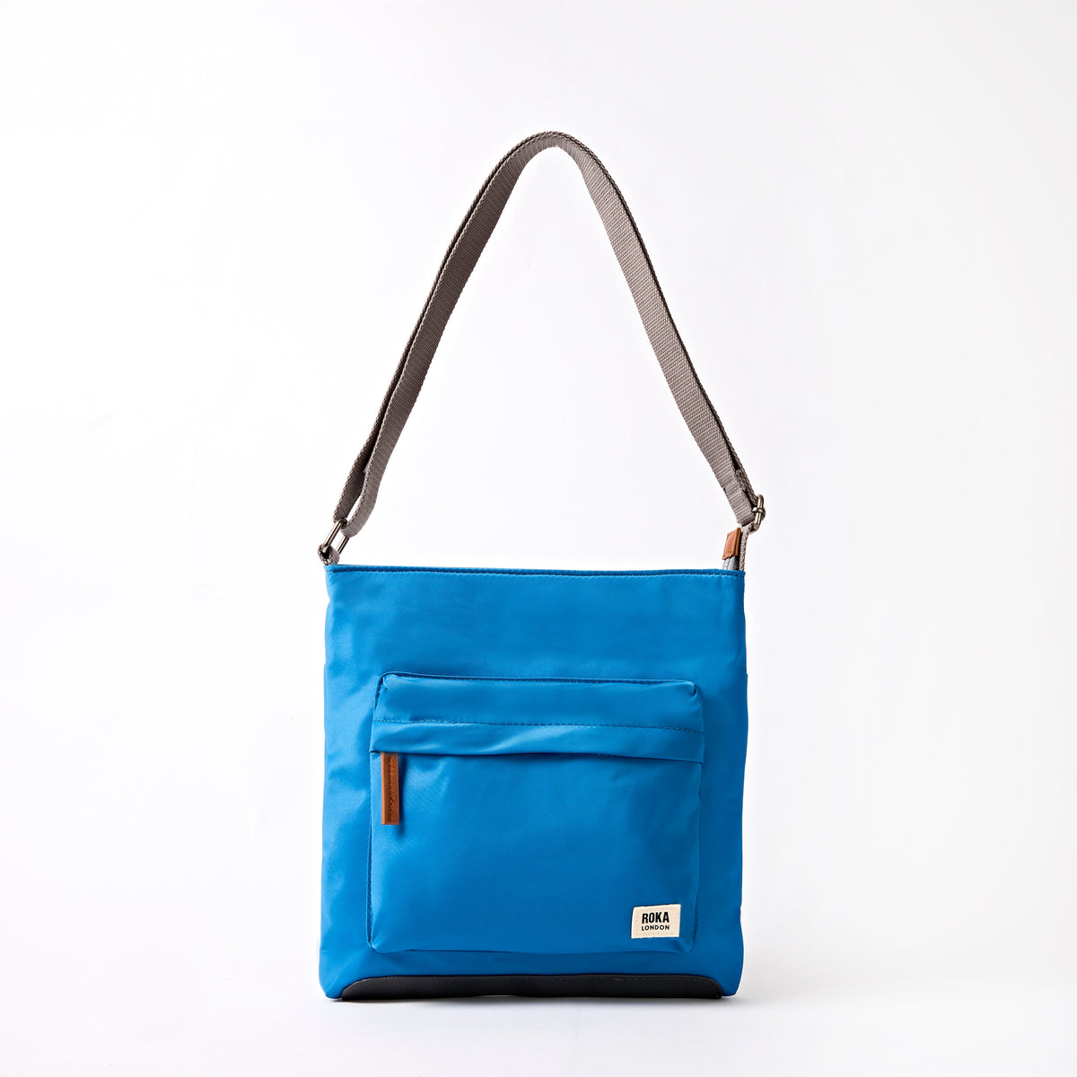 ROKA London - Kennington M crossbody-väska #Färg_Malibu_Blue