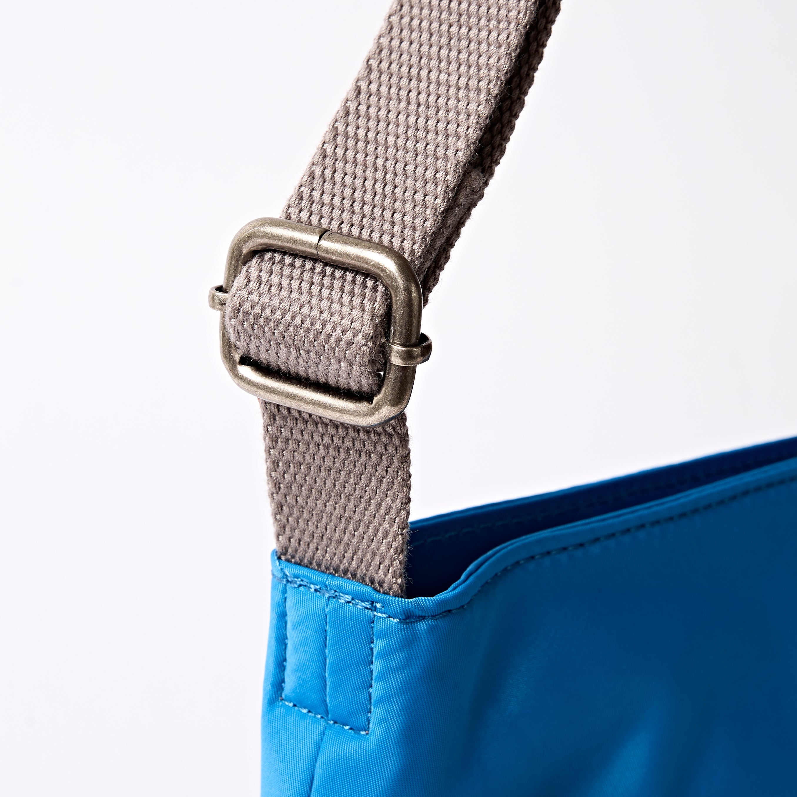 ROKA London - Kennington M crossbody-väska #Färg_Malibu_Blue