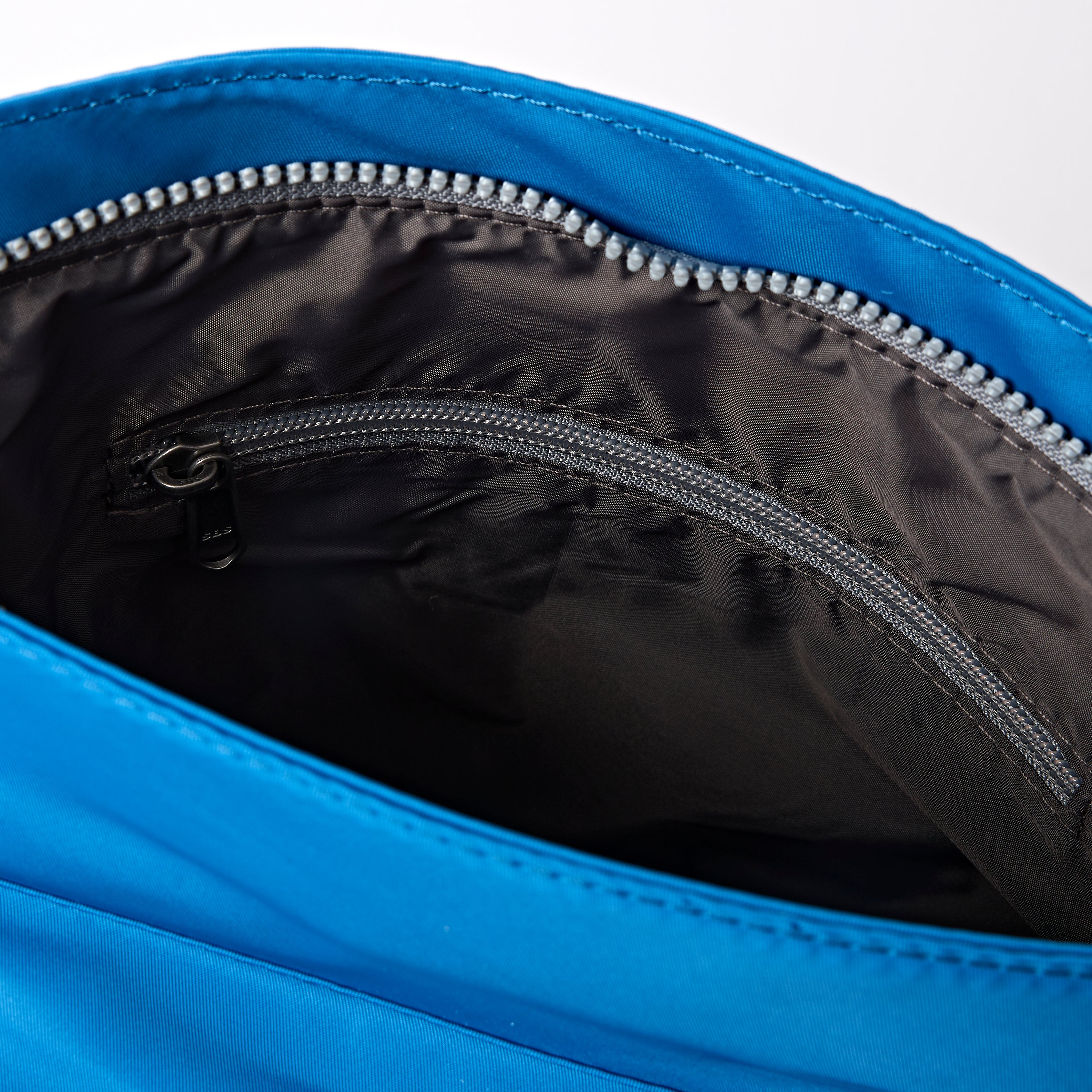 ROKA London - Kennington M crossbody-väska #Färg_Malibu_Blue