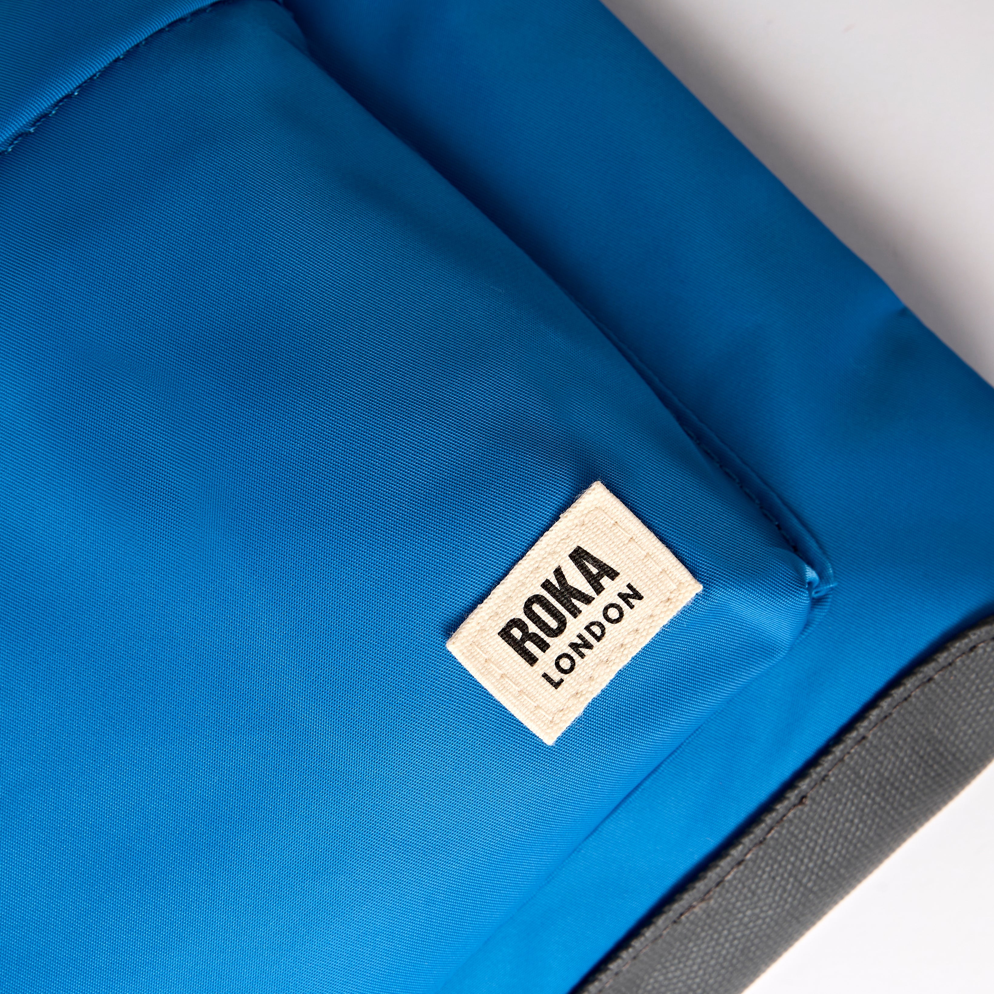 ROKA London - Kennington M crossbody-väska #Färg_Malibu_Blue