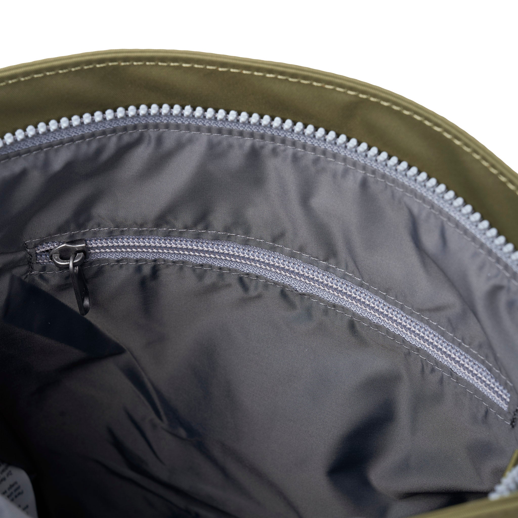 ROKA London - Kennington M crossbody-väska #Färg_Military_Tonal