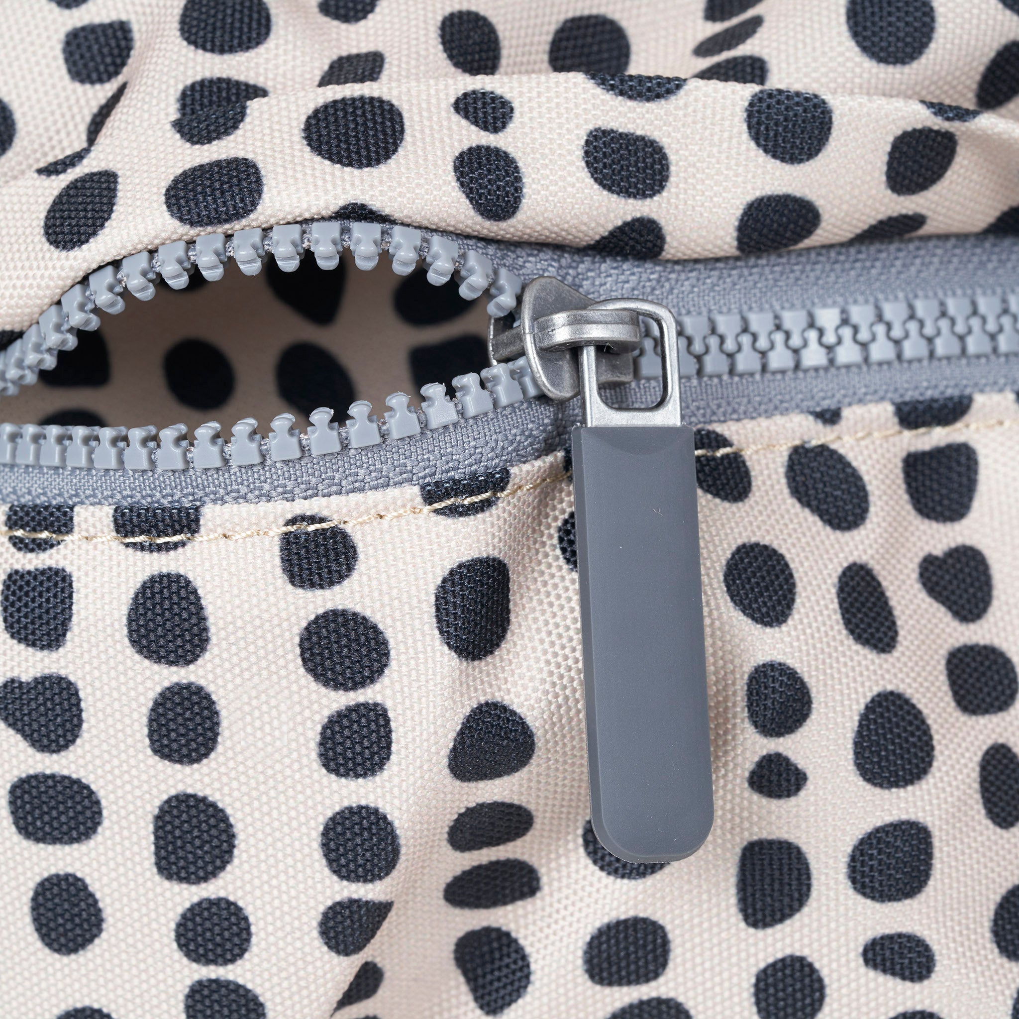 ROKA London - Kennington M crossbody-väska #Färg_Linear_Dot