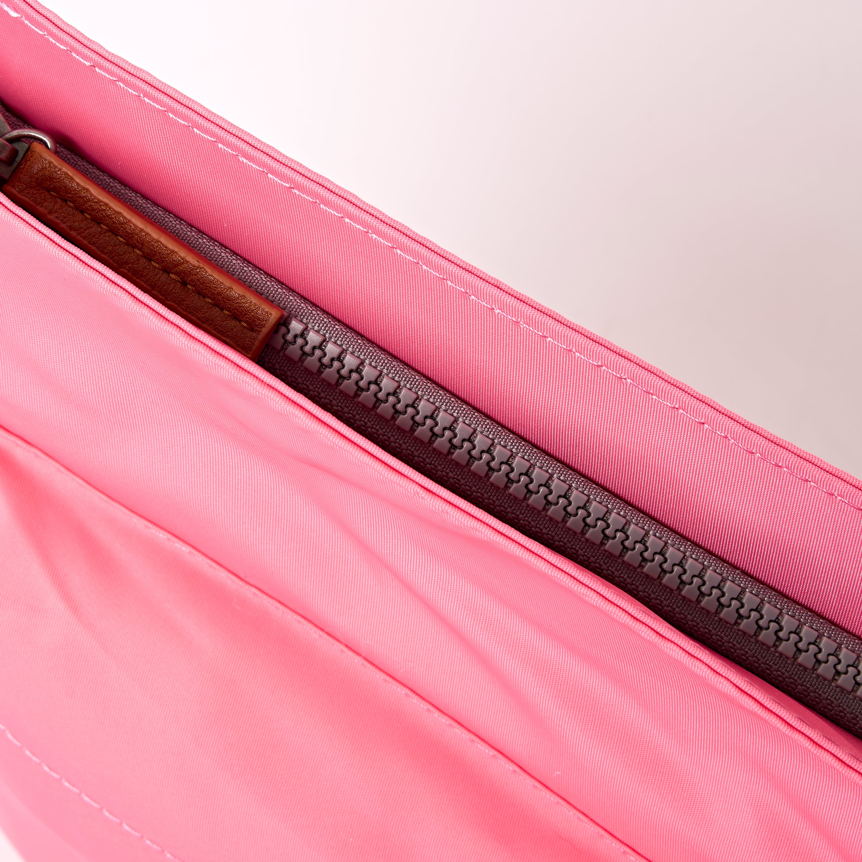ROKA London - Kennington M crossbody-väska #Färg_Pink_Lemonade