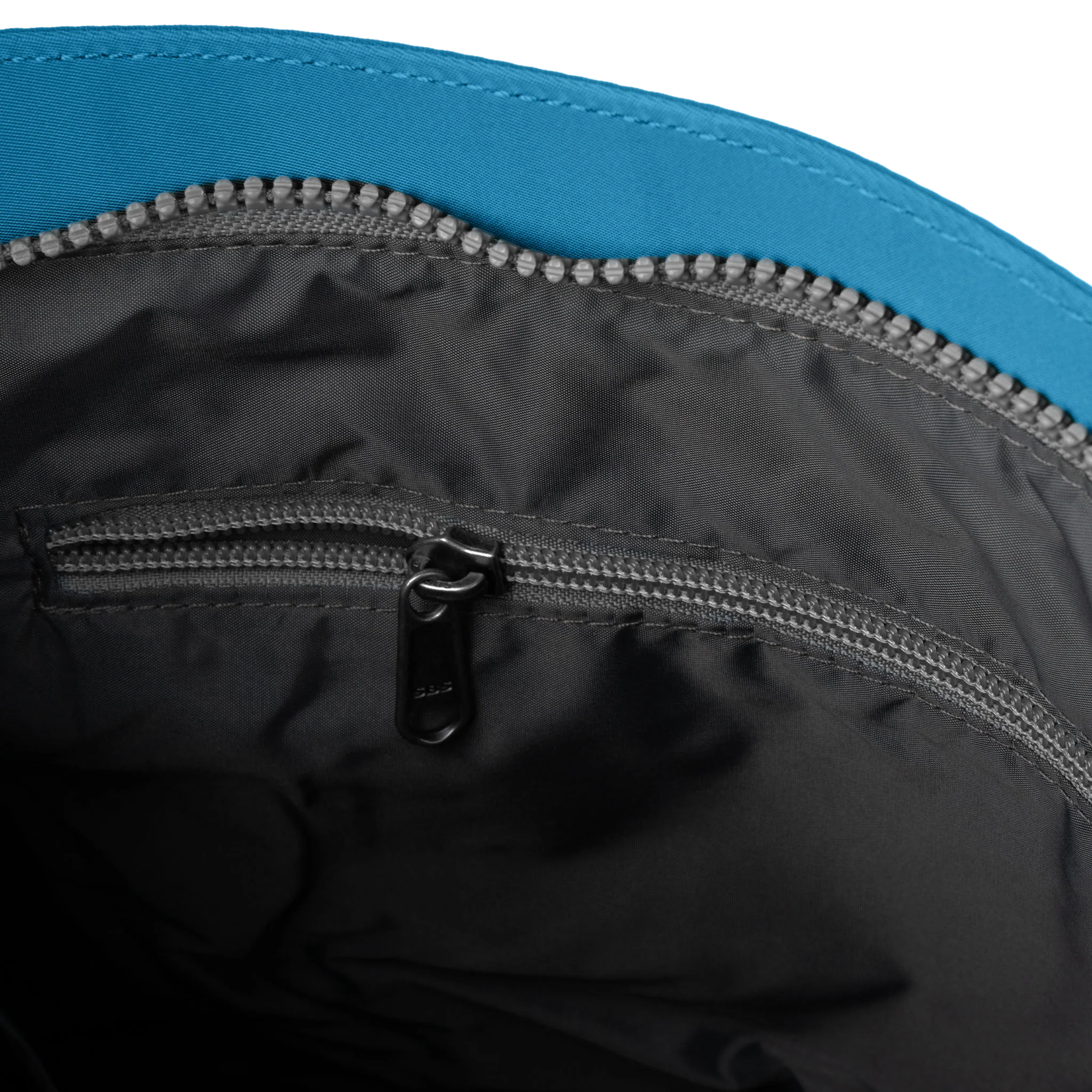 ROKA London - Kennington M crossbody-väska #Färg_Marine