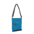 ROKA London - Kennington M crossbody-väska #Färg_Marine