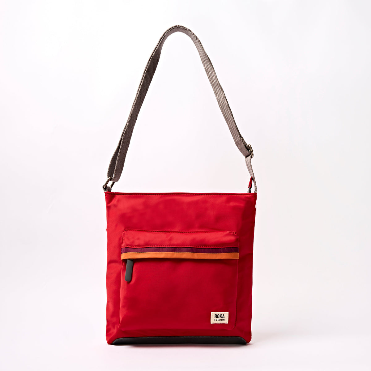 ROKA London - Kennington M crossbody-väska #Färg_Cranberry_Stripe