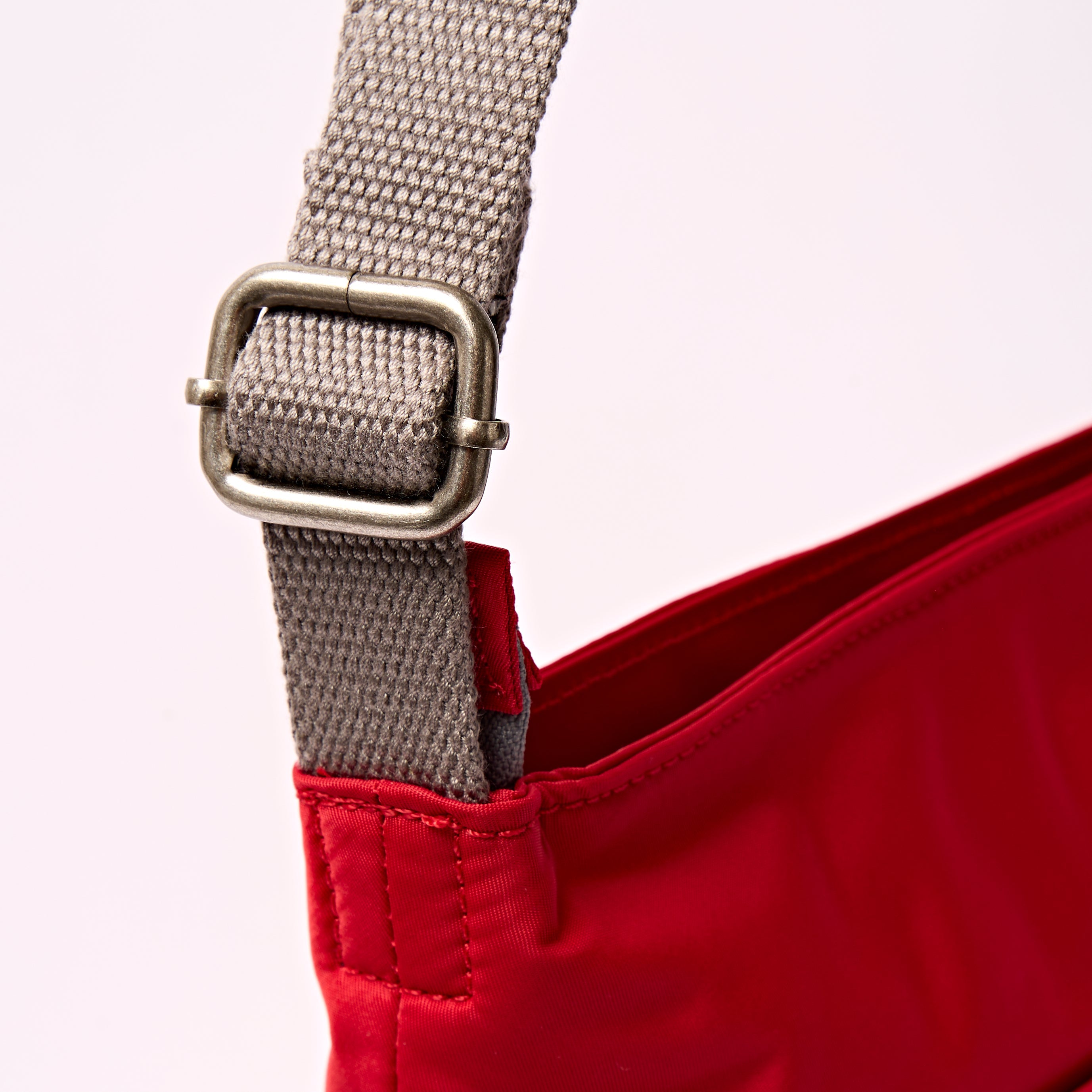 ROKA London - Kennington M crossbody-väska #Färg_Cranberry_Stripe