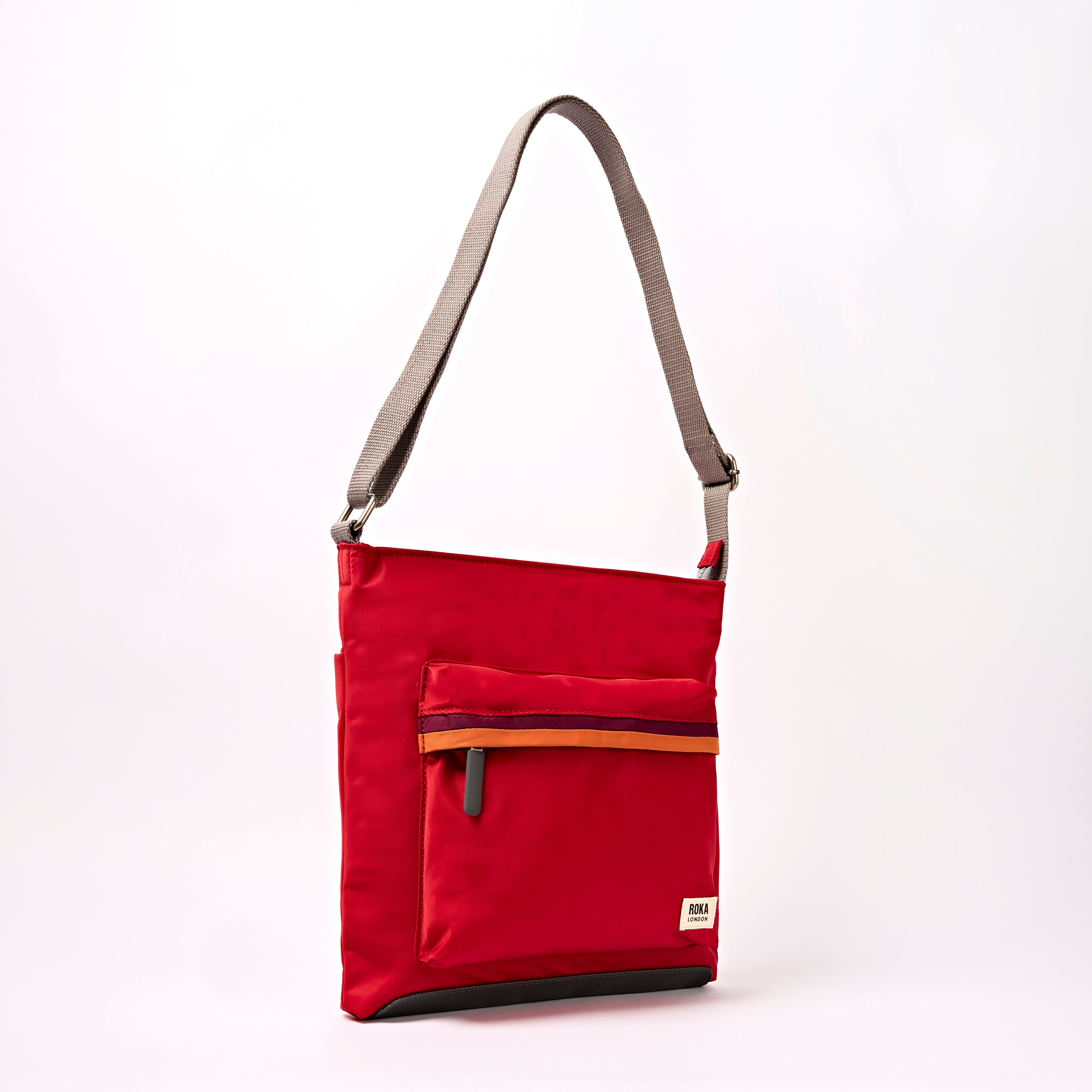 ROKA London - Kennington M crossbody-väska #Färg_Cranberry_Stripe