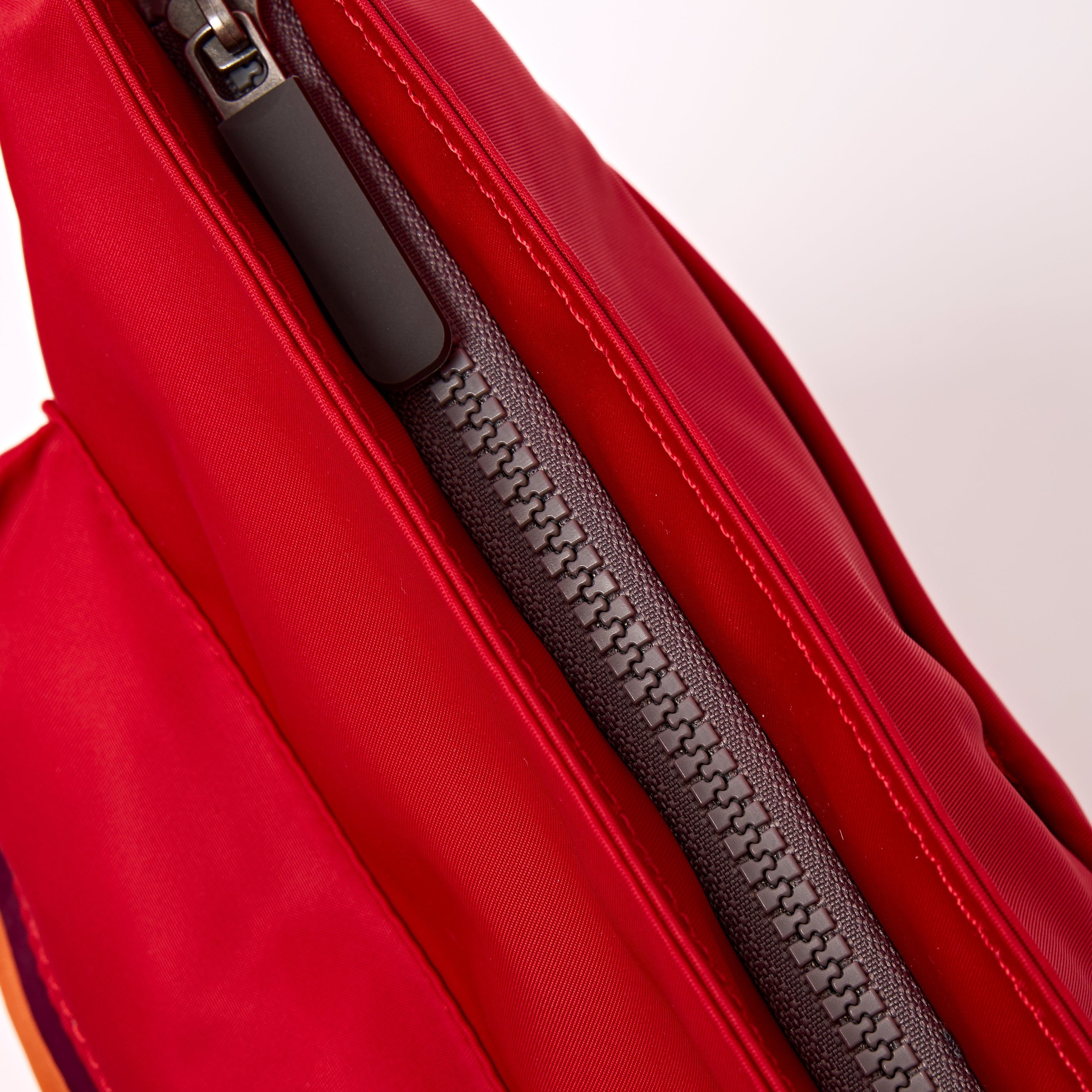 ROKA London - Kennington M crossbody-väska #Färg_Cranberry_Stripe