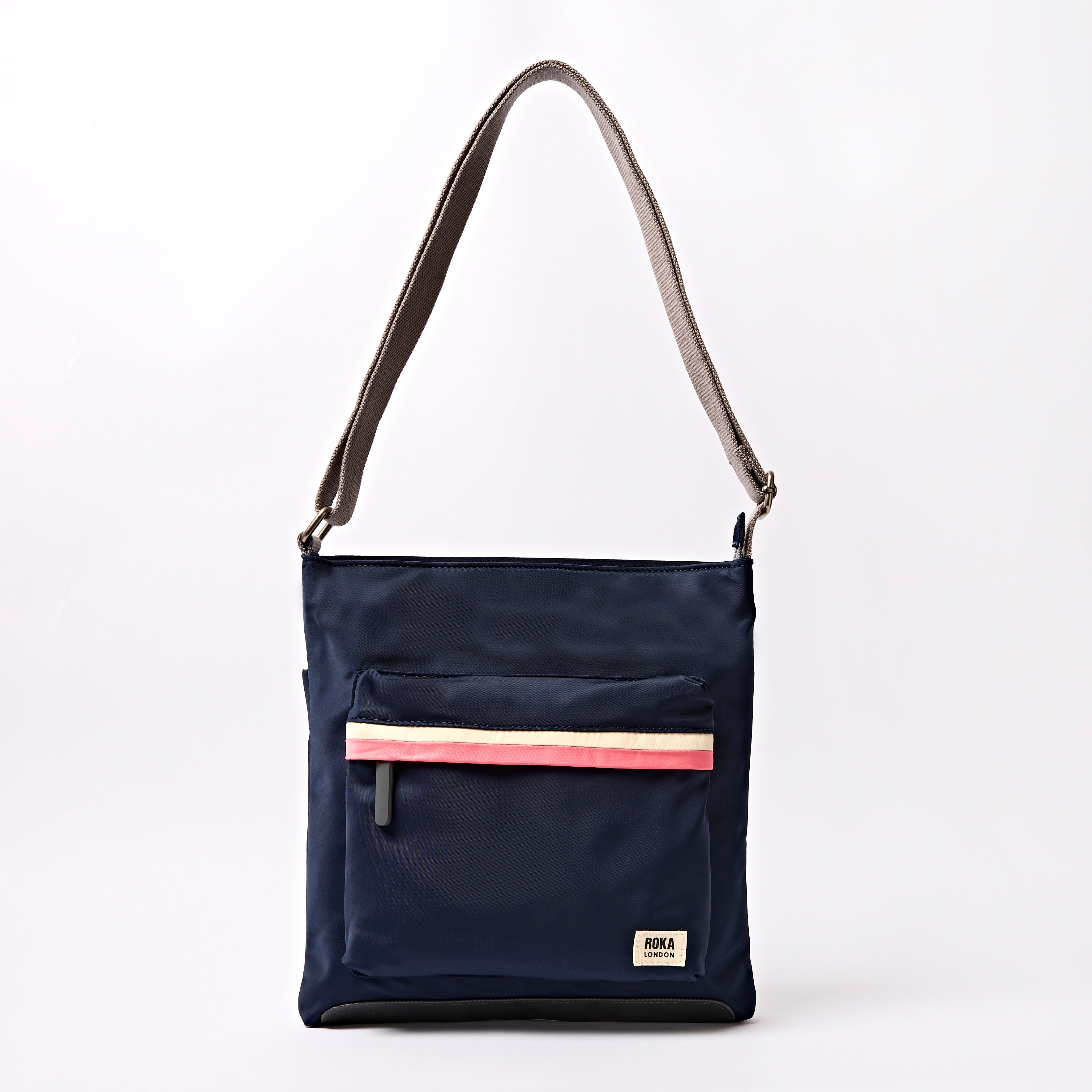 ROKA London - Kennington M crossbody-väska #Färg_Midnight_Stripe