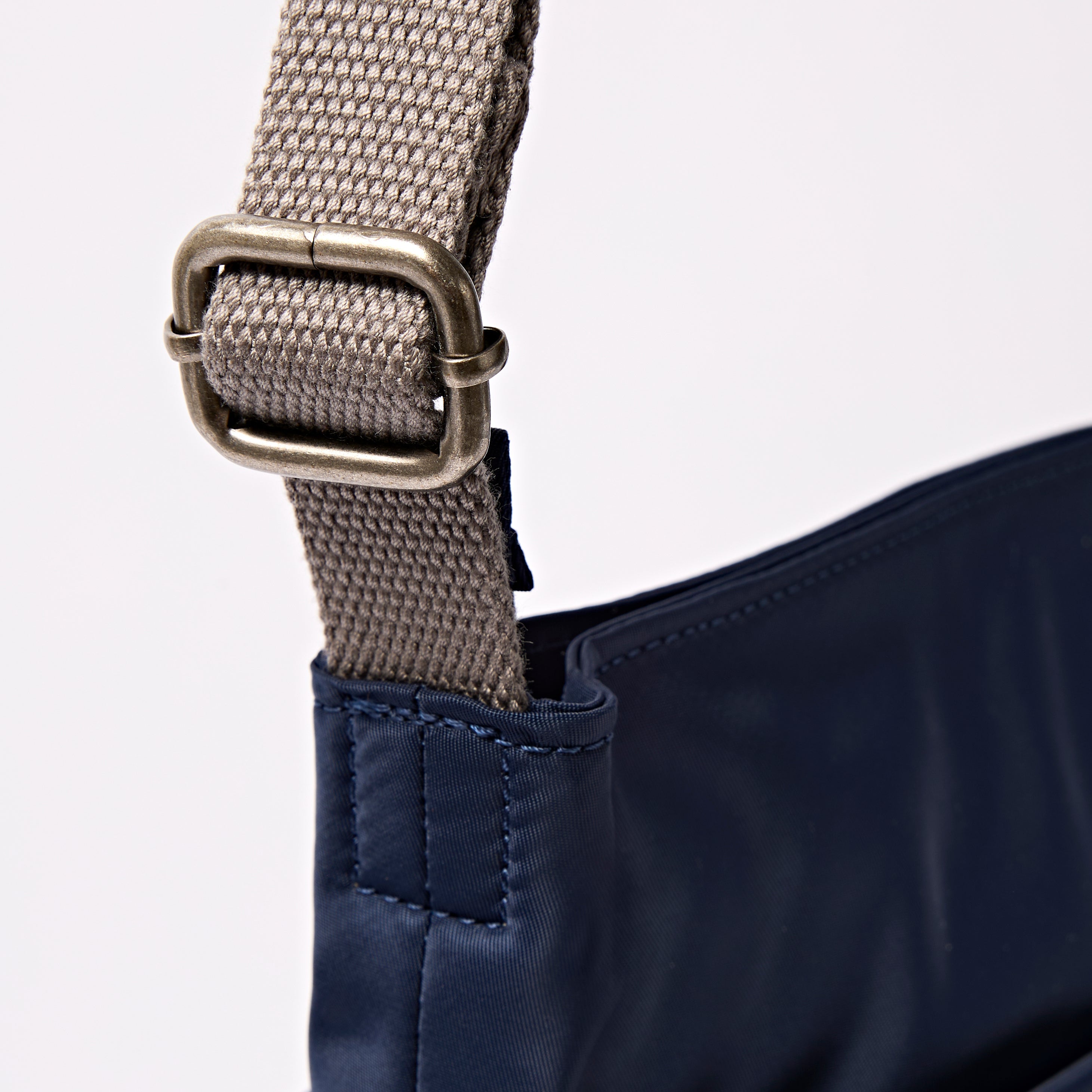 ROKA London - Kennington M crossbody-väska #Färg_Midnight_Stripe