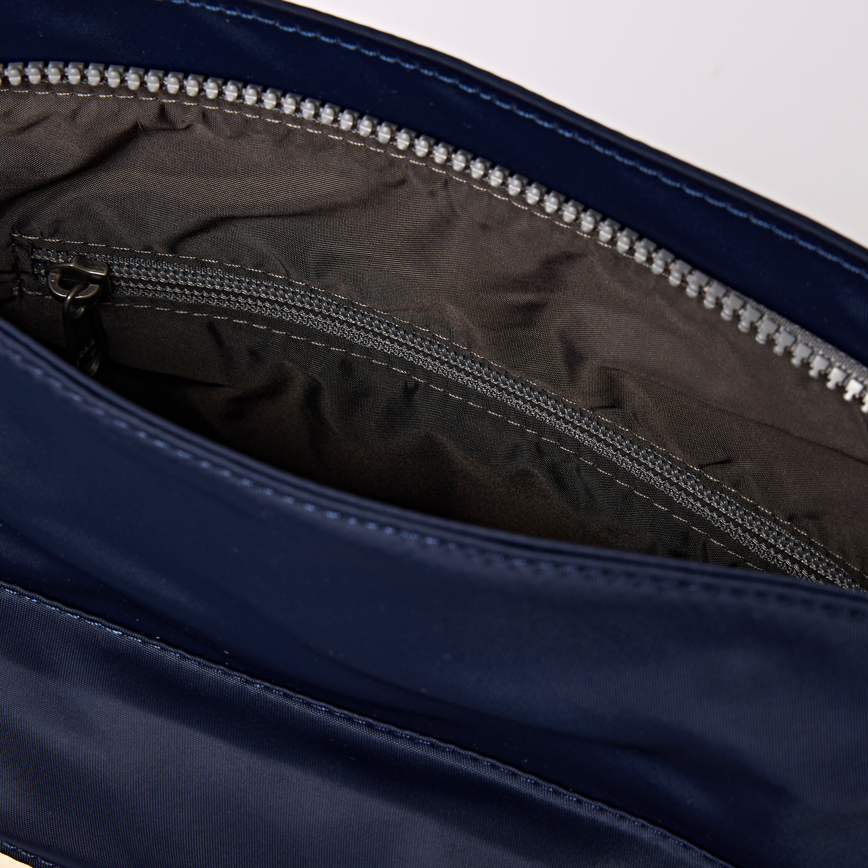 ROKA London - Kennington M crossbody-väska #Färg_Midnight_Stripe
