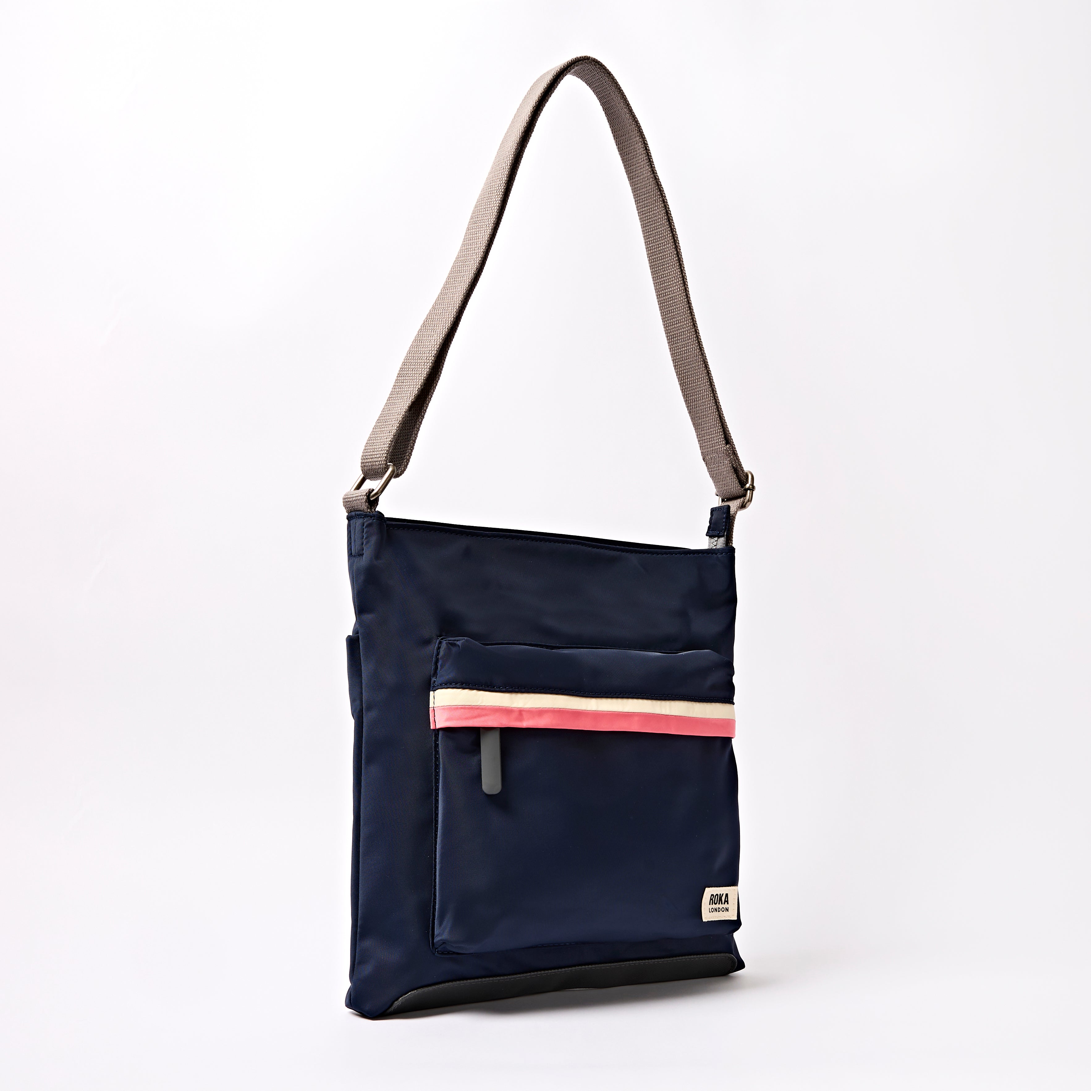 ROKA London - Kennington M crossbody-väska #Färg_Midnight_Stripe
