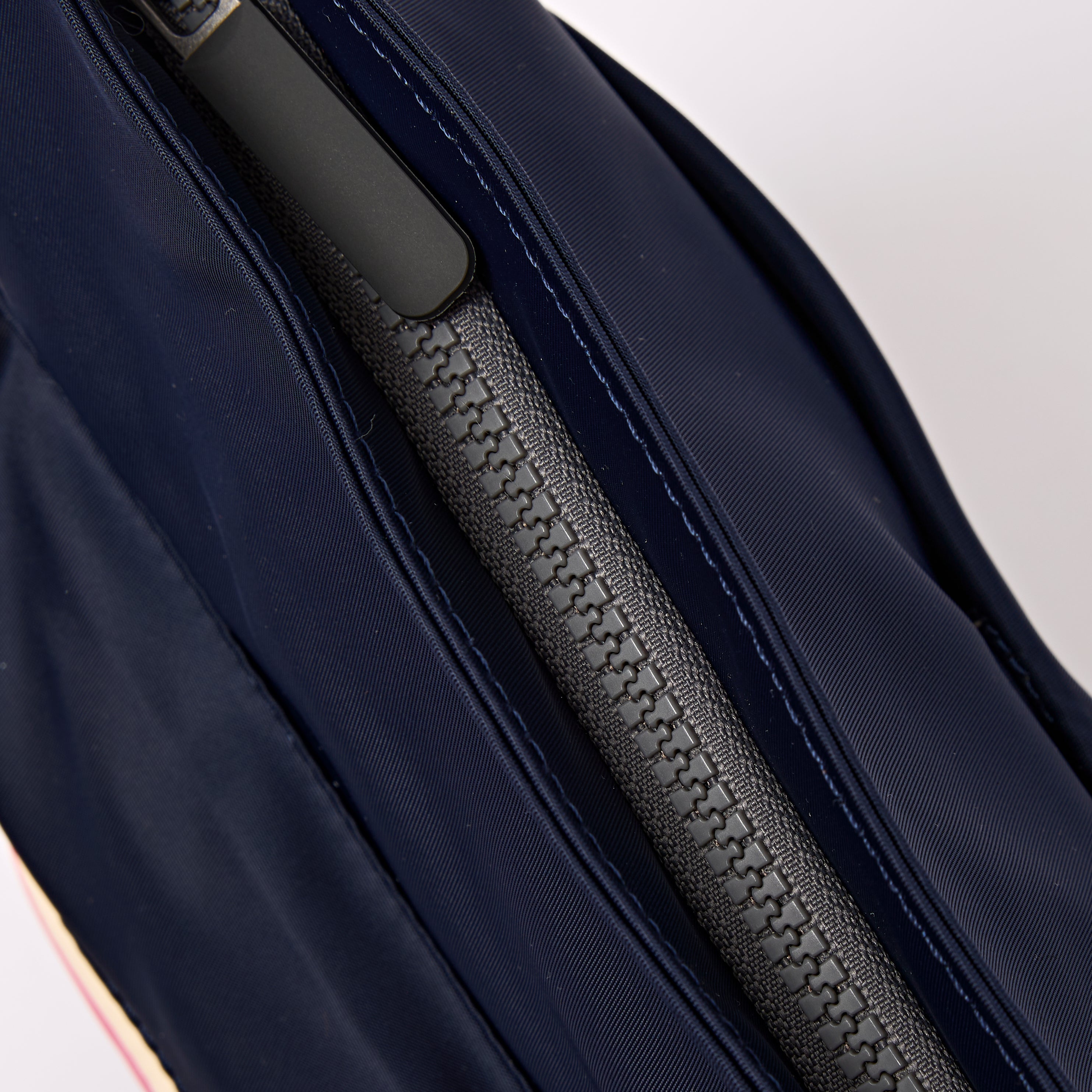 ROKA London - Kennington M crossbody-väska #Färg_Midnight_Stripe