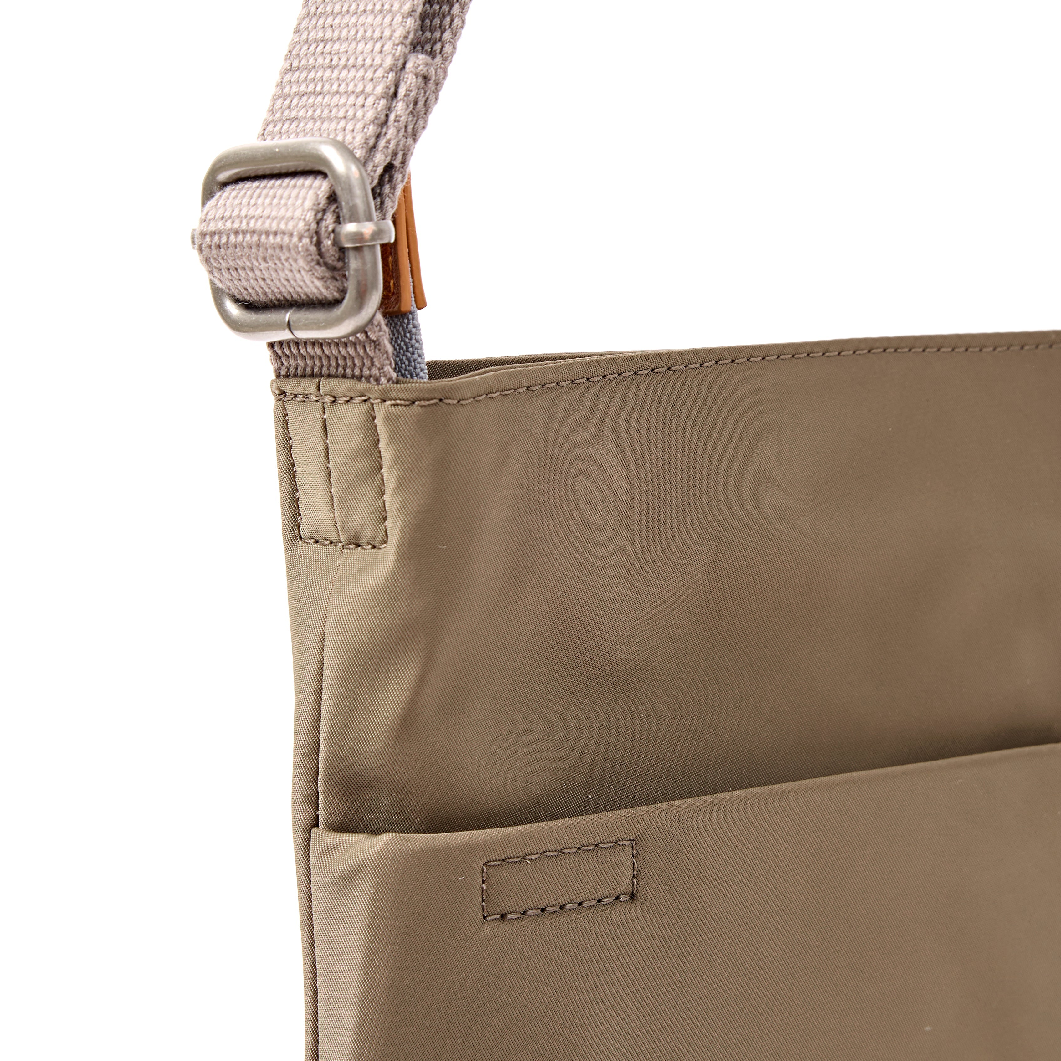 ROKA London - Kennington M crossbody-väska #Färg_Army