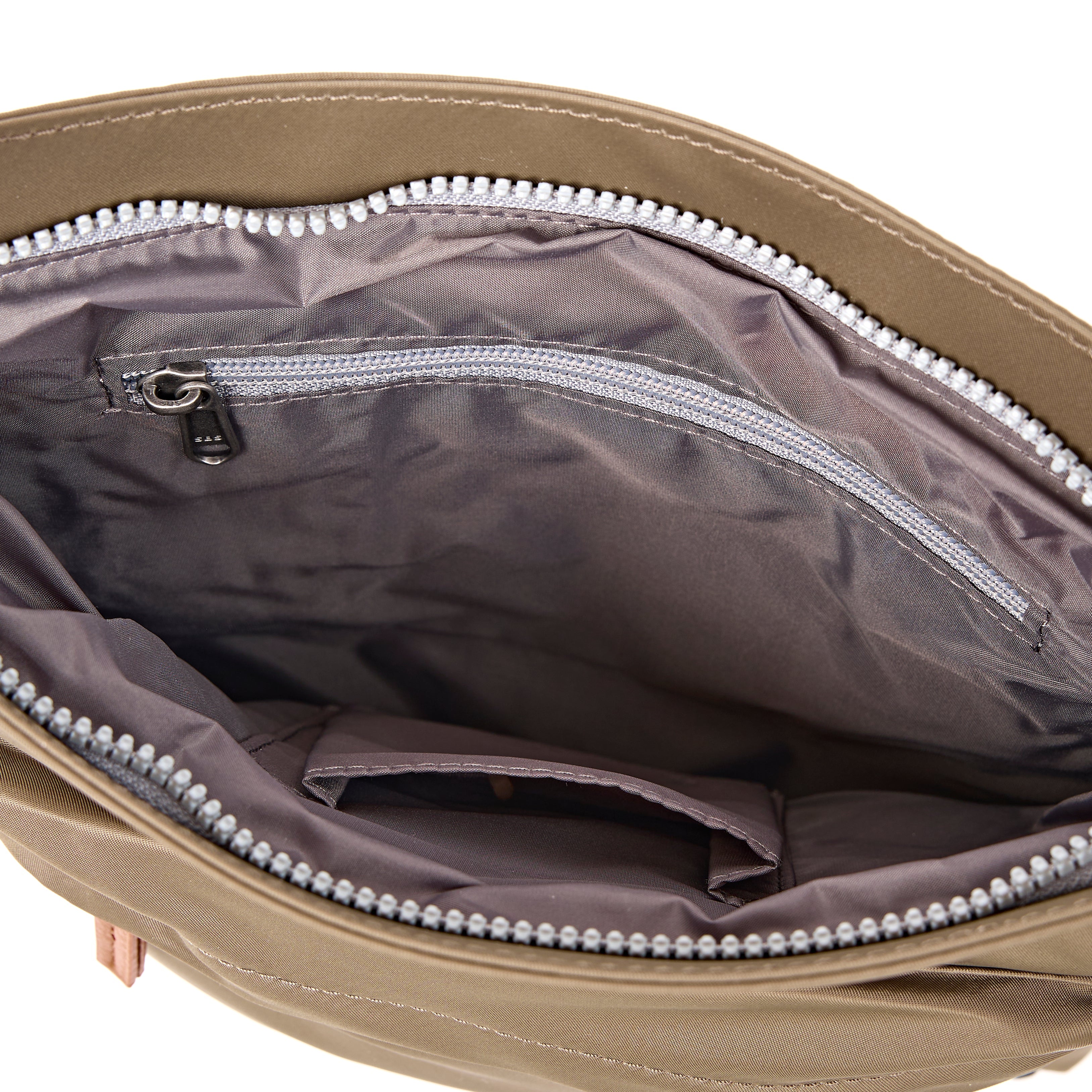 ROKA London - Kennington M crossbody-väska #Färg_Army