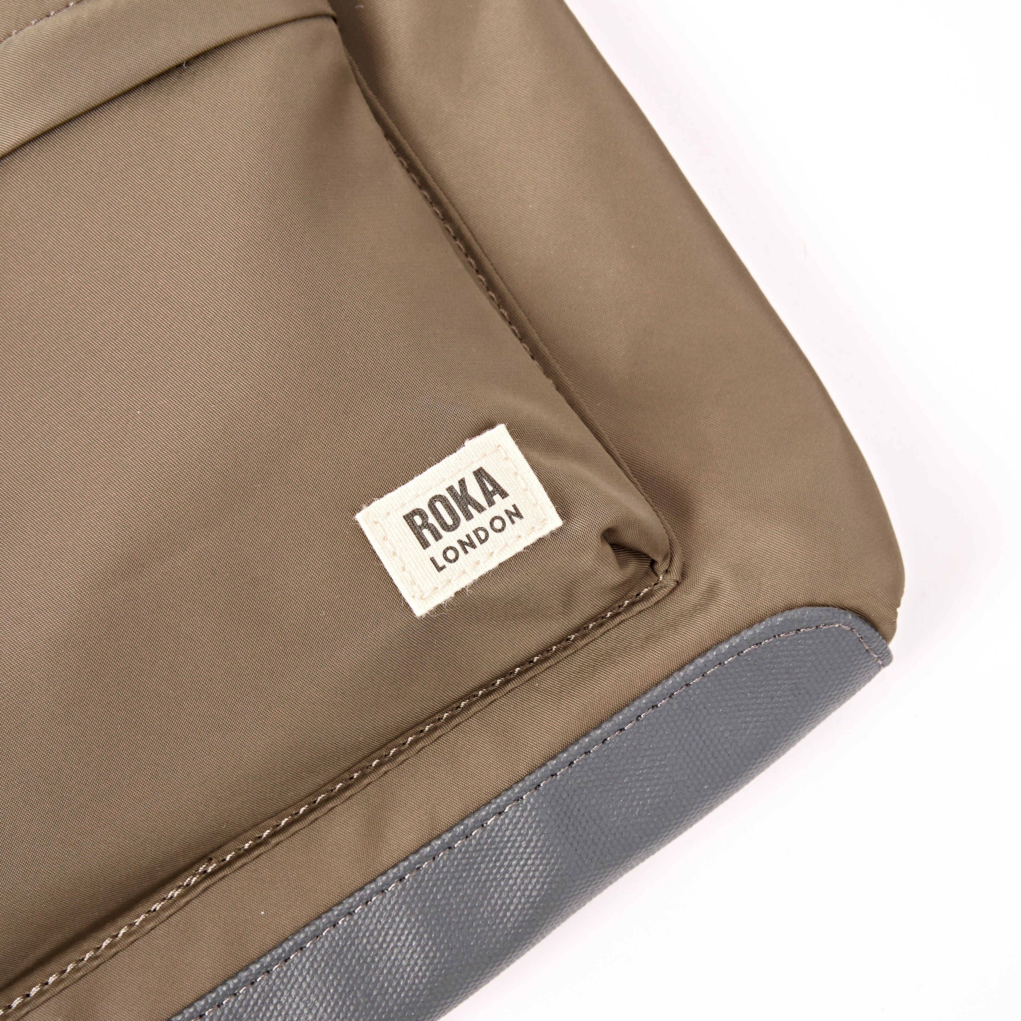 ROKA London - Kennington M crossbody-väska #Färg_Army