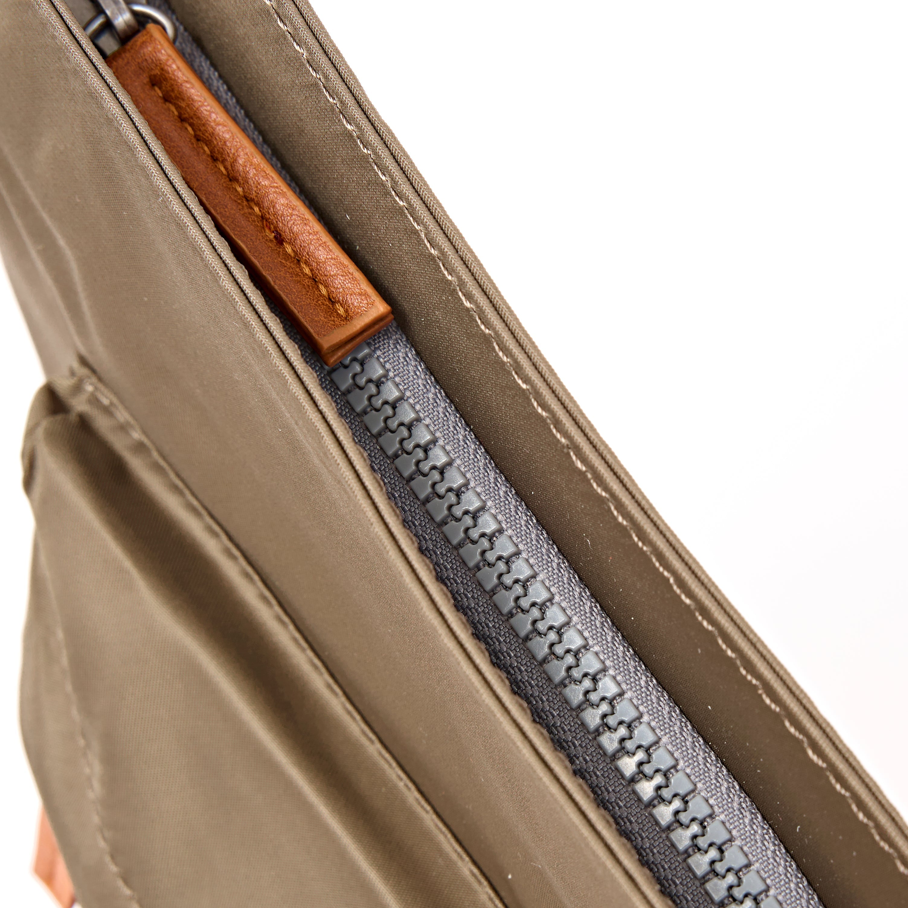 ROKA London - Kennington M crossbody-väska #Färg_Army