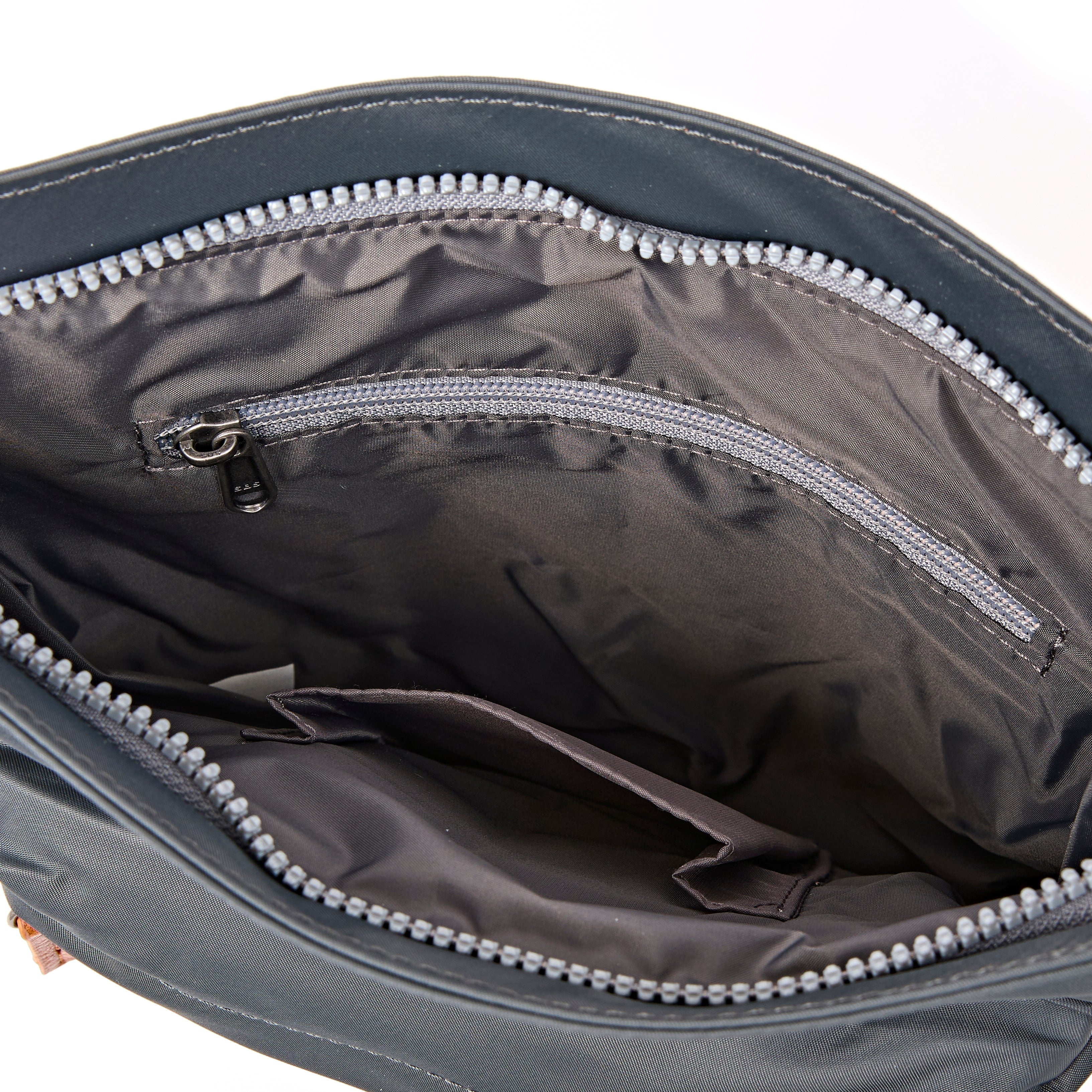 ROKA London - Kennington M crossbody-väska #Färg_Beluga