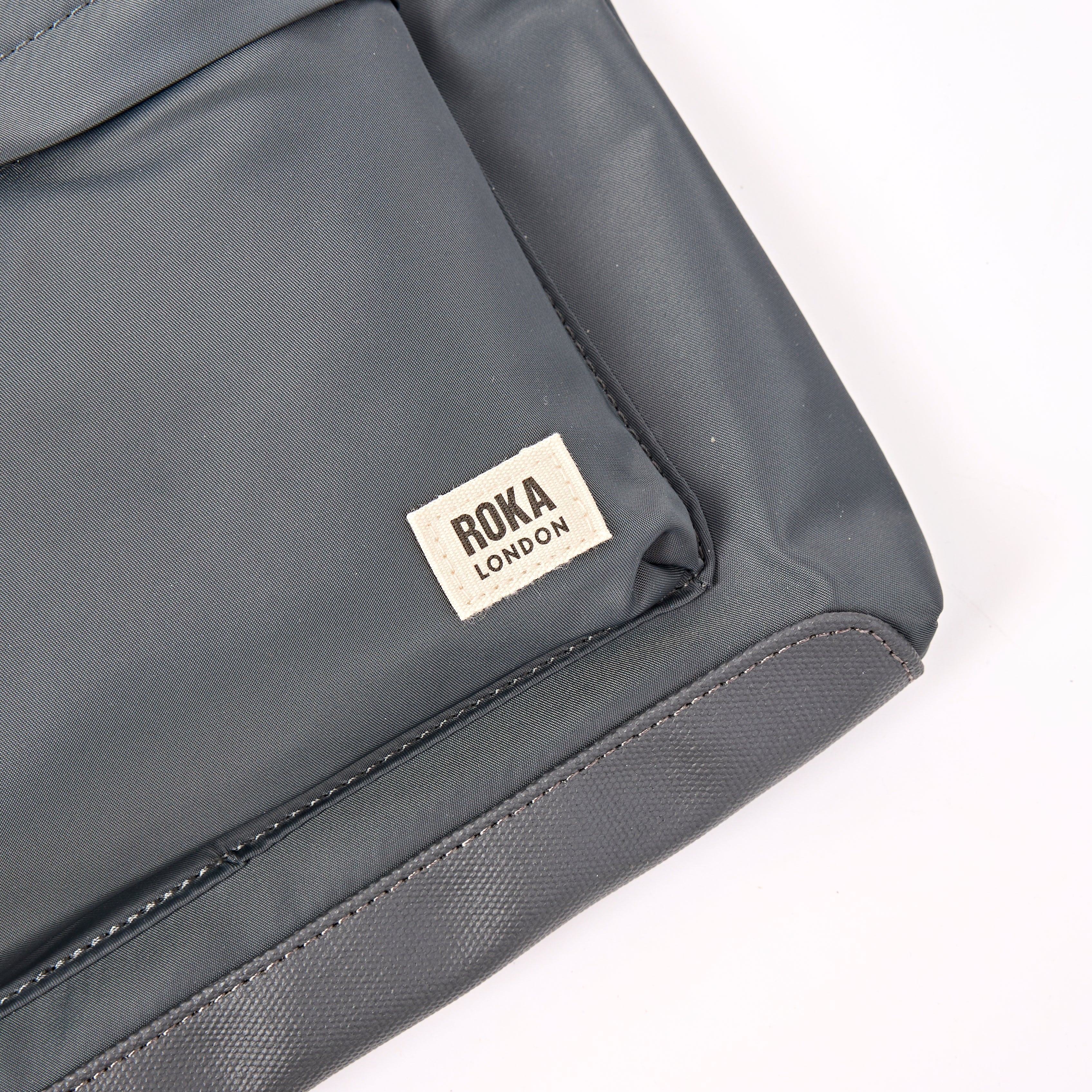 ROKA London - Kennington M crossbody-väska #Färg_Beluga