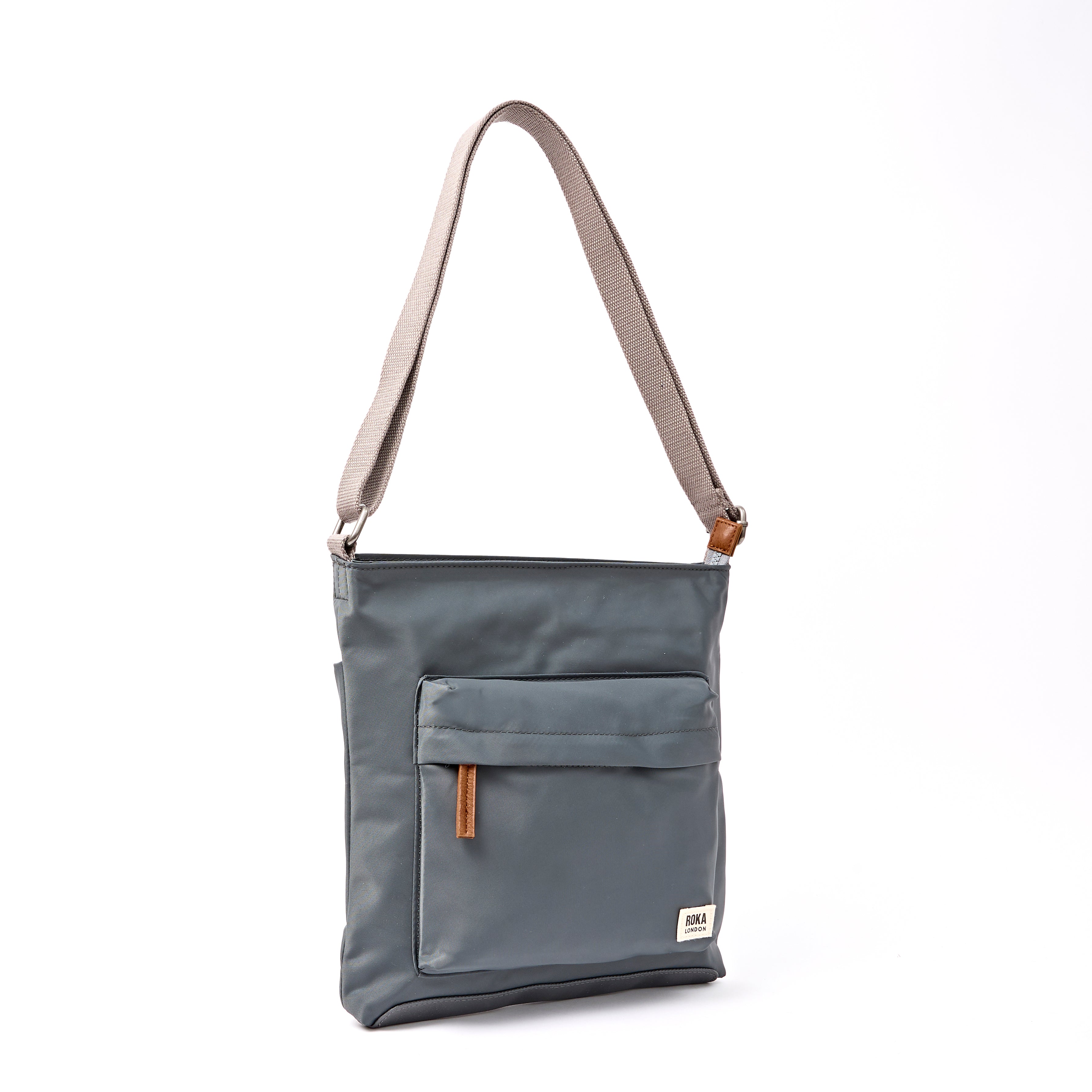 ROKA London - Kennington M crossbody-väska #Färg_Beluga