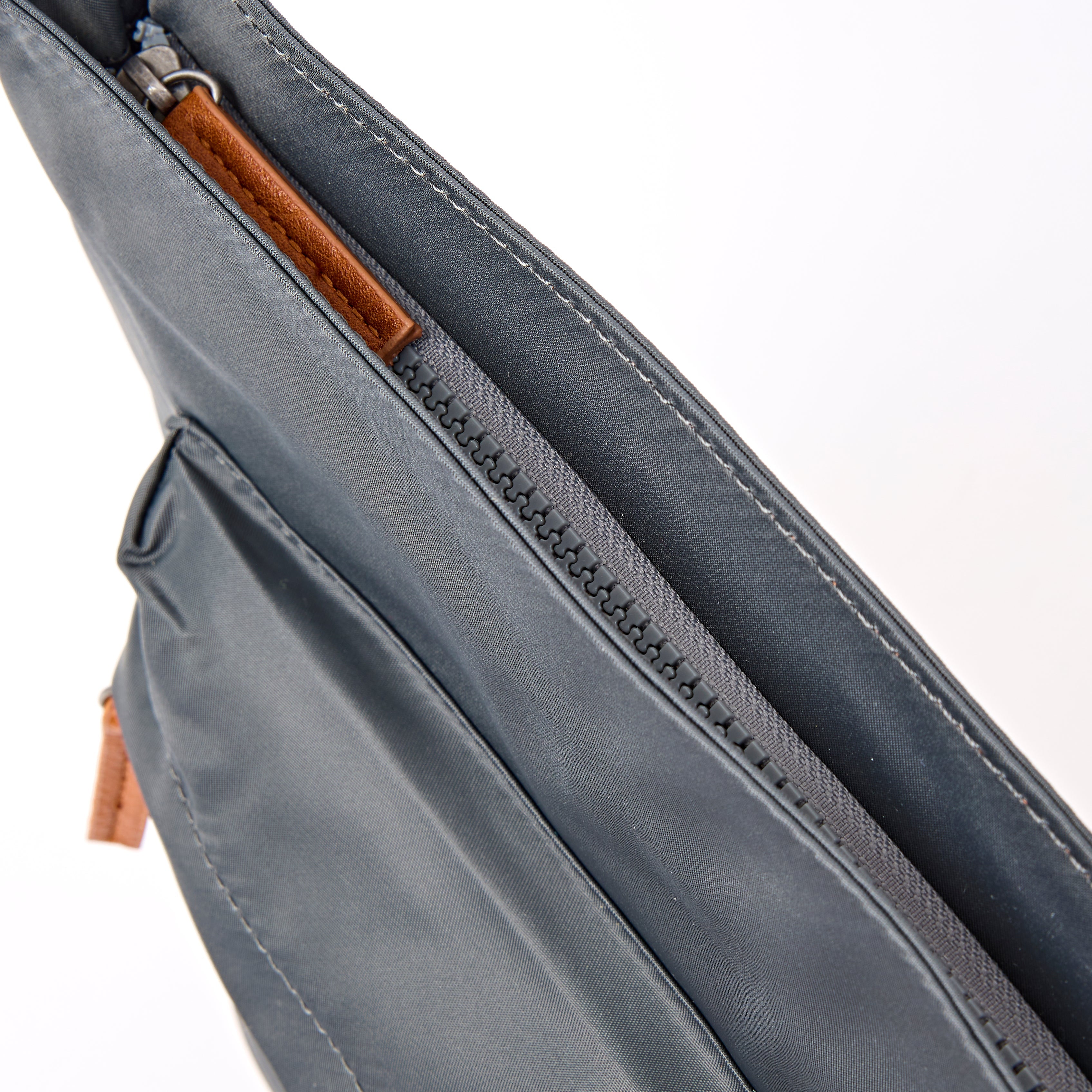 ROKA London - Kennington M crossbody-väska #Färg_Beluga