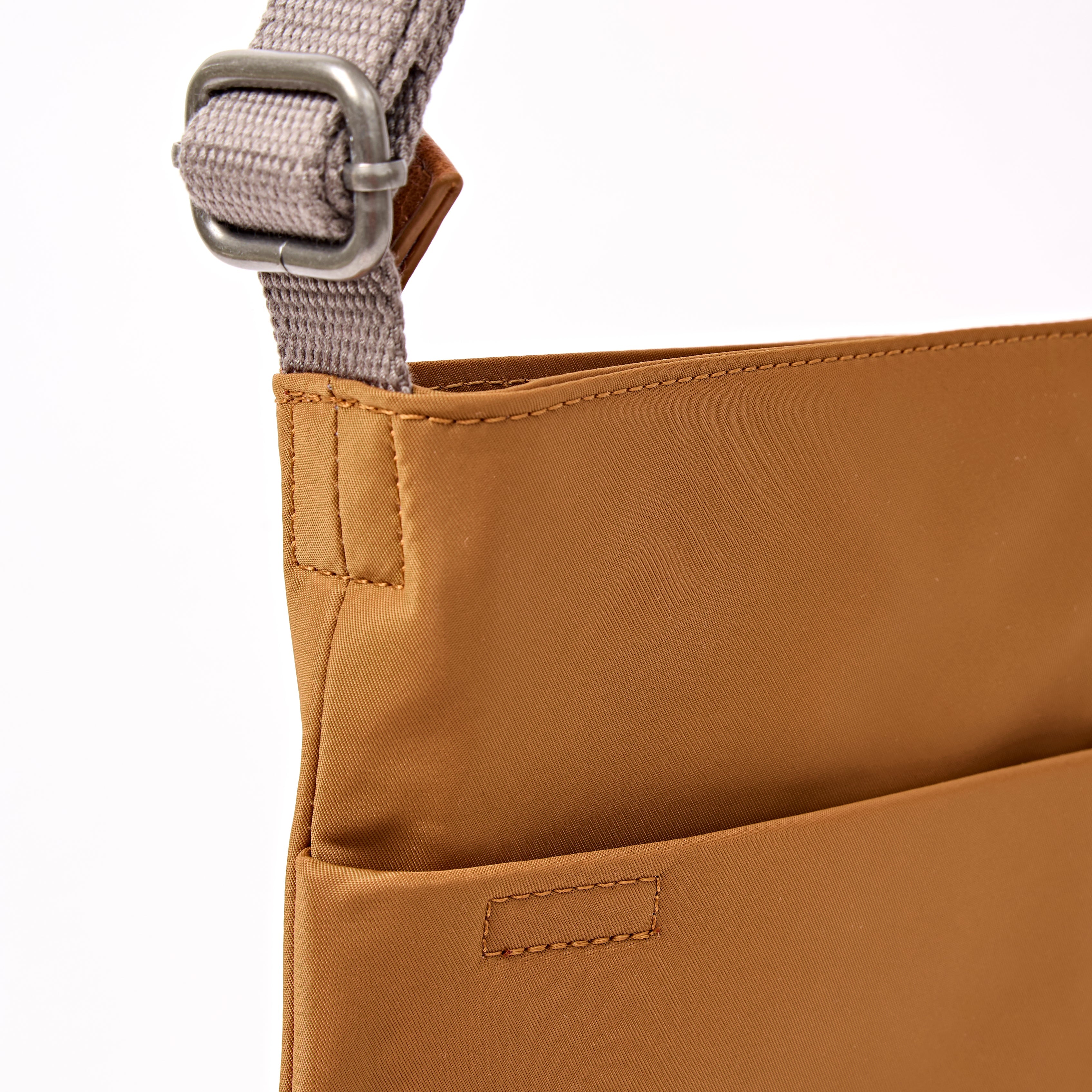 ROKA London - Kennington M crossbody-väska #Färg_Biscuit