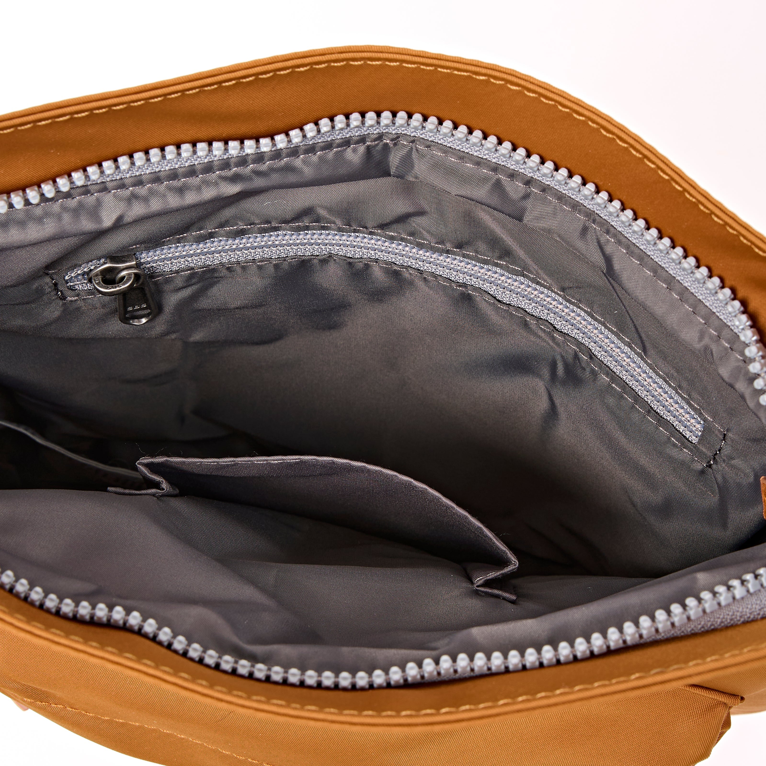 ROKA London - Kennington M crossbody-väska #Färg_Biscuit