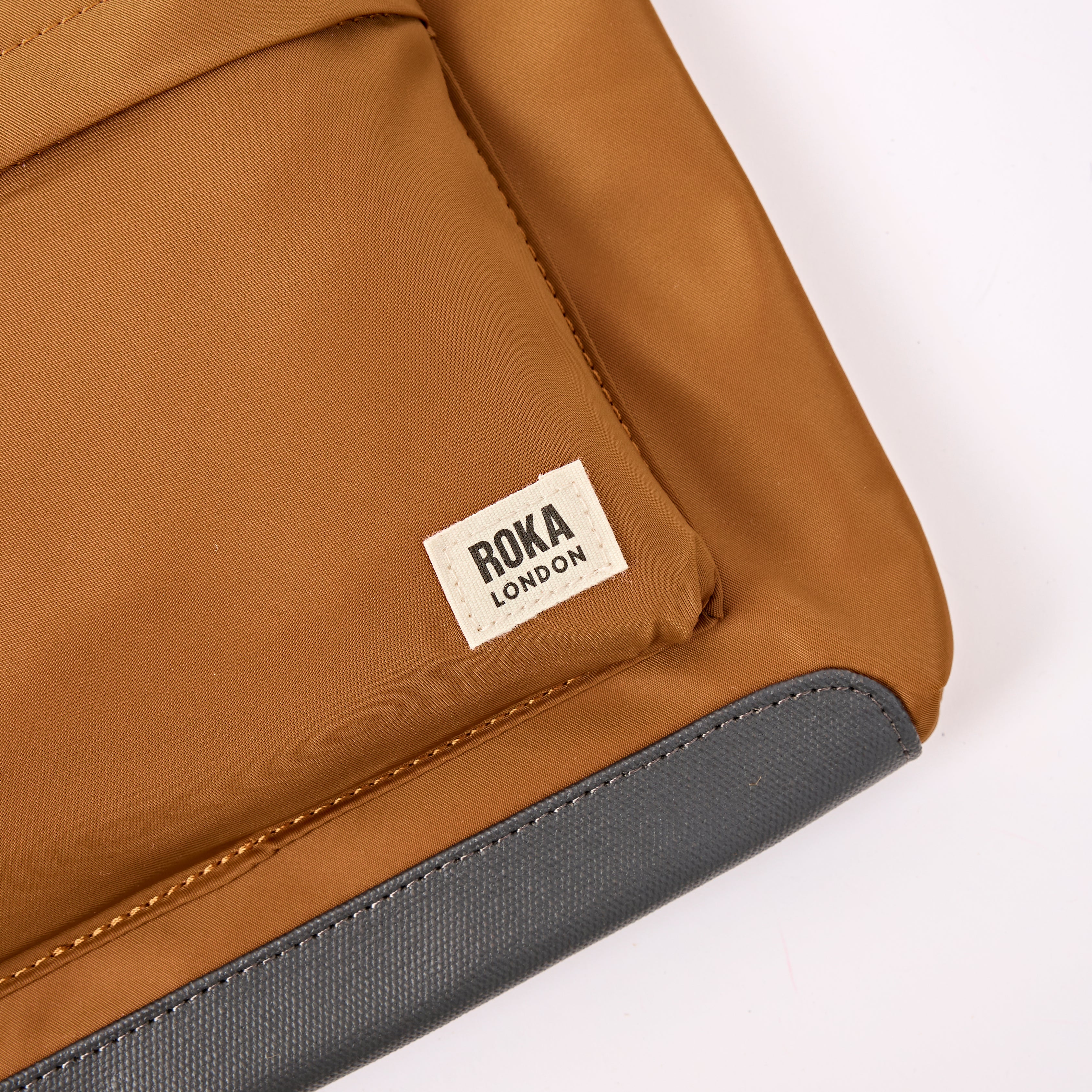 ROKA London - Kennington M crossbody-väska #Färg_Biscuit