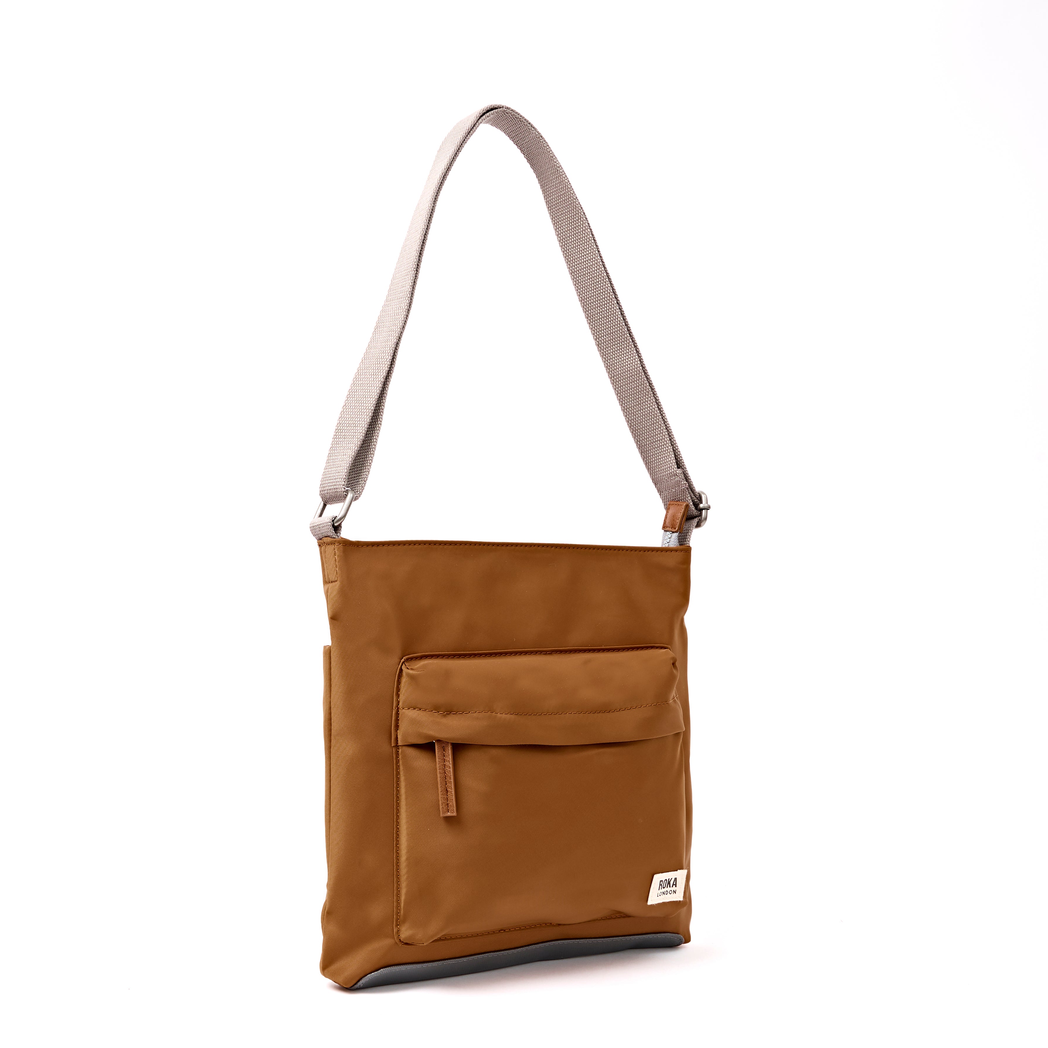 ROKA London - Kennington M crossbody-väska #Färg_Biscuit
