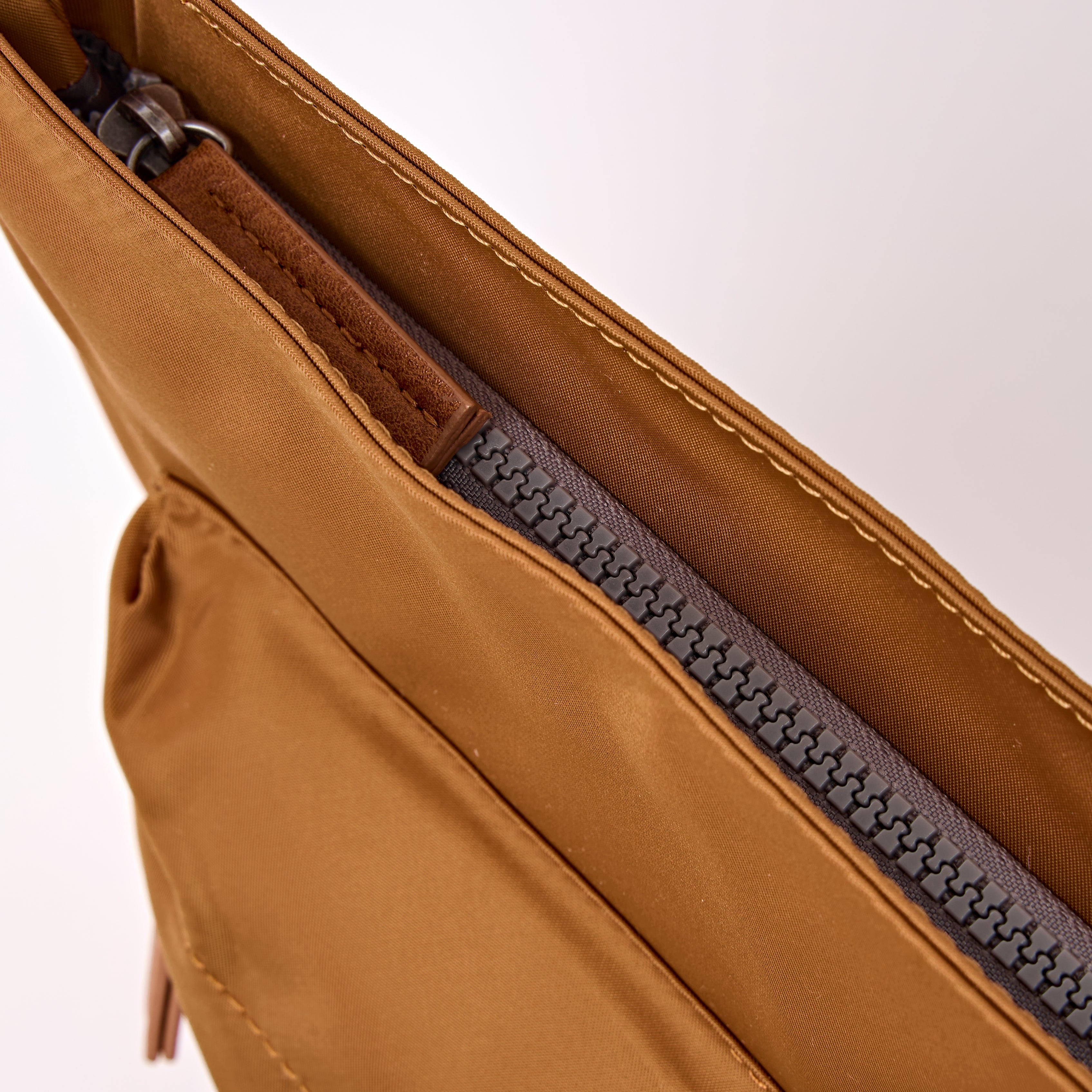 ROKA London - Kennington M crossbody-väska #Färg_Biscuit
