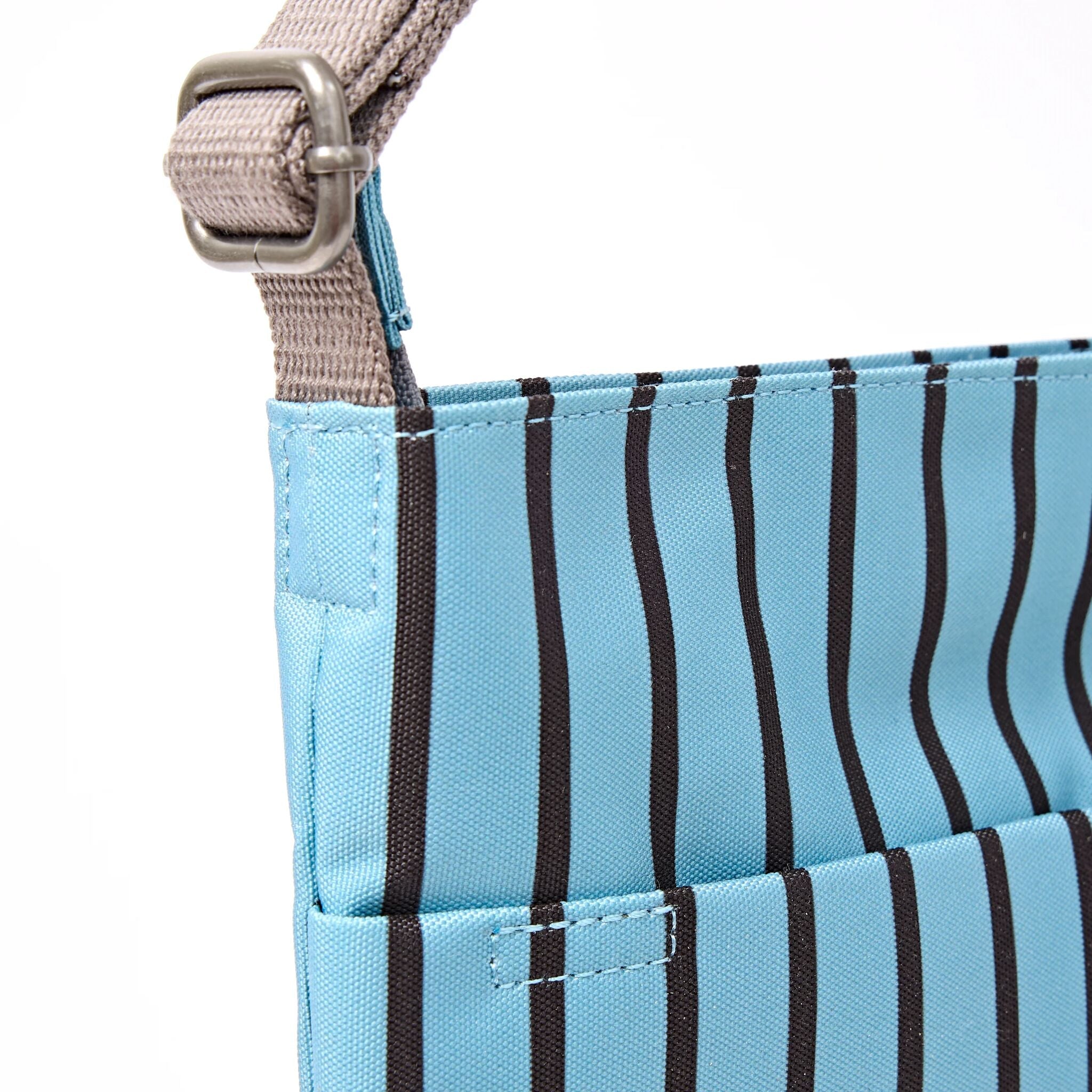 ROKA London - Kennington M crossbody-väska #Färg_Blue_Stripe