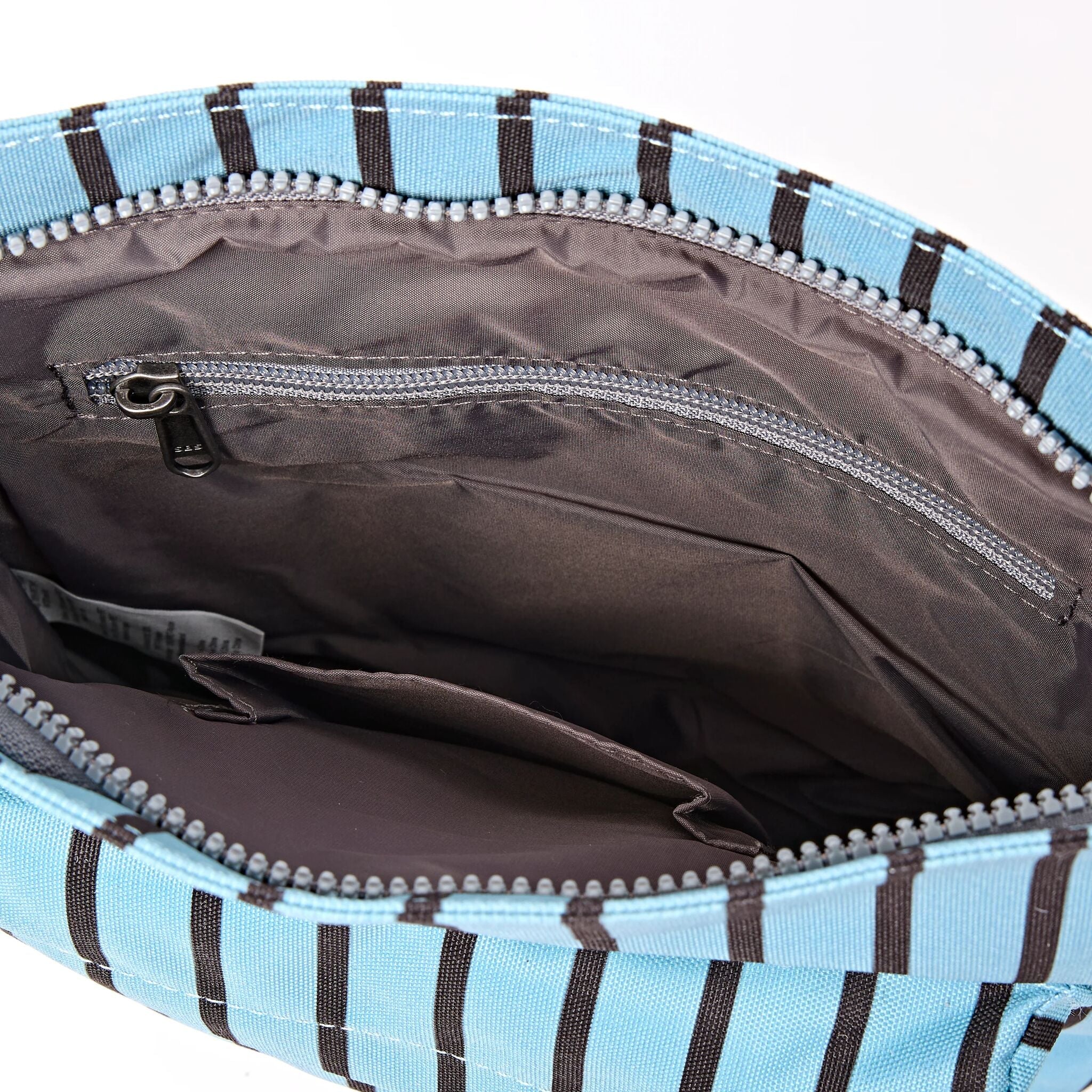 ROKA London - Kennington M crossbody-väska #Färg_Blue_Stripe