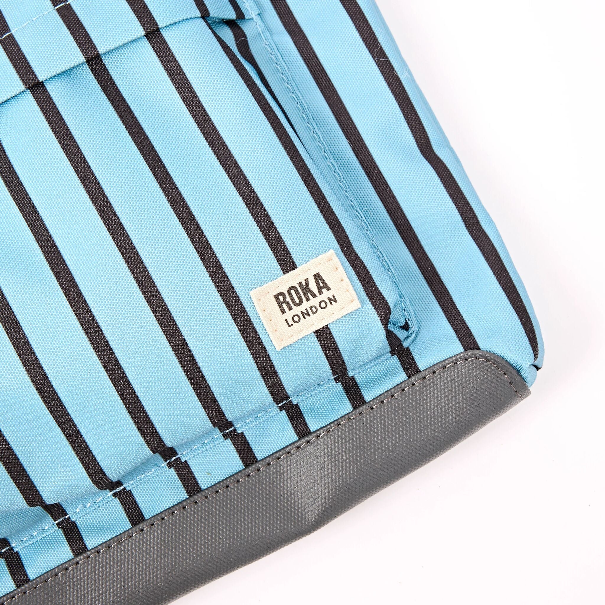 ROKA London - Kennington M crossbody-väska #Färg_Blue_Stripe