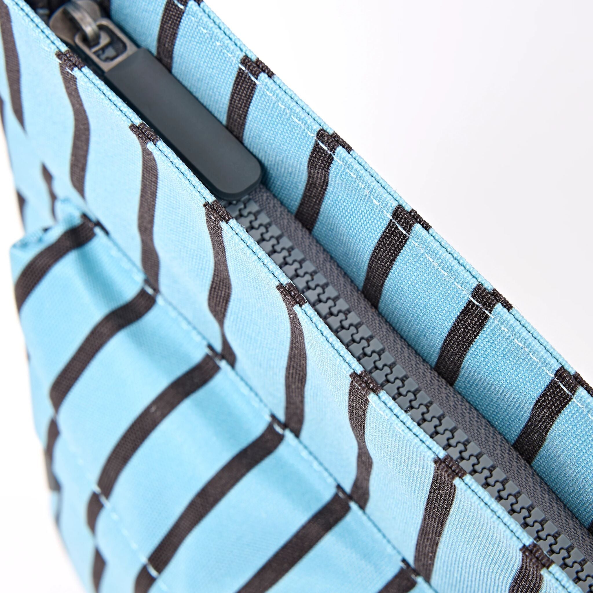 ROKA London - Kennington M crossbody-väska #Färg_Blue_Stripe