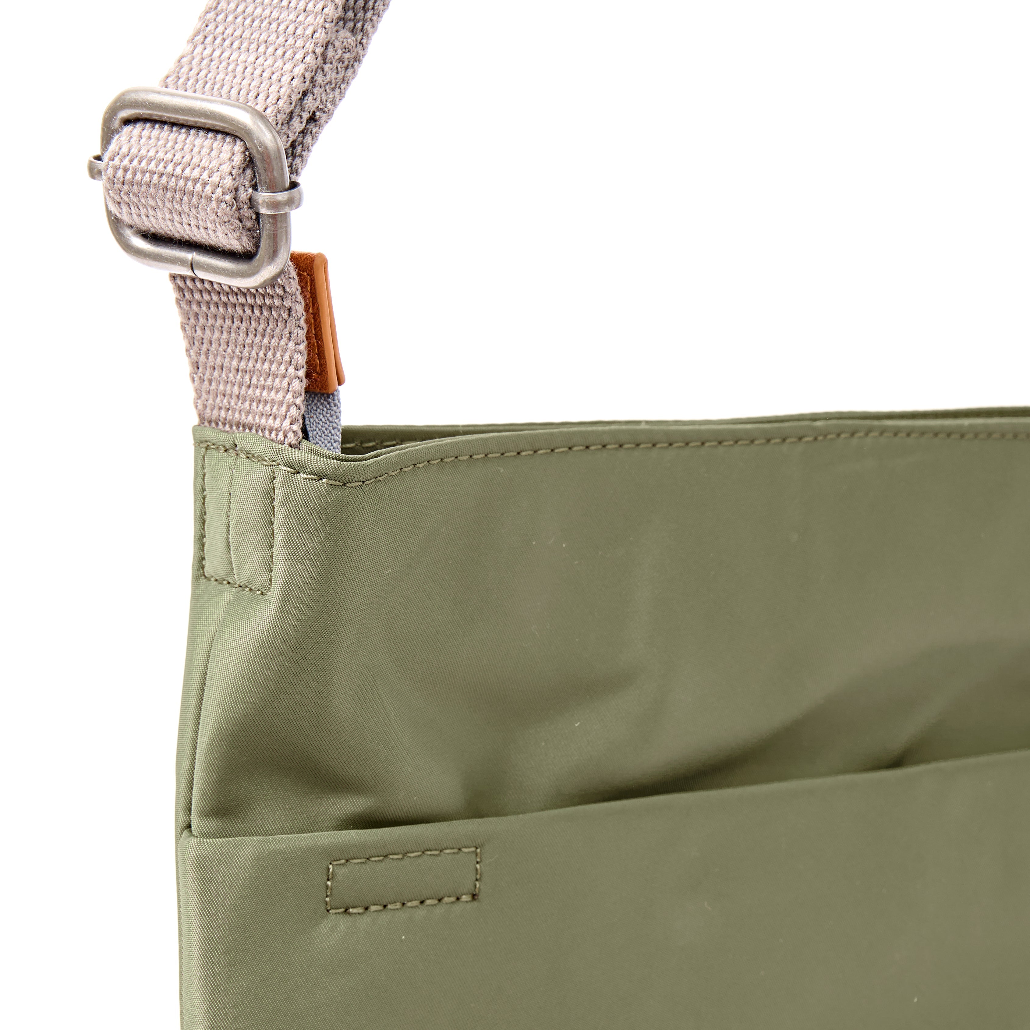 ROKA London - Kennington M crossbody-väska #Färg_Chive