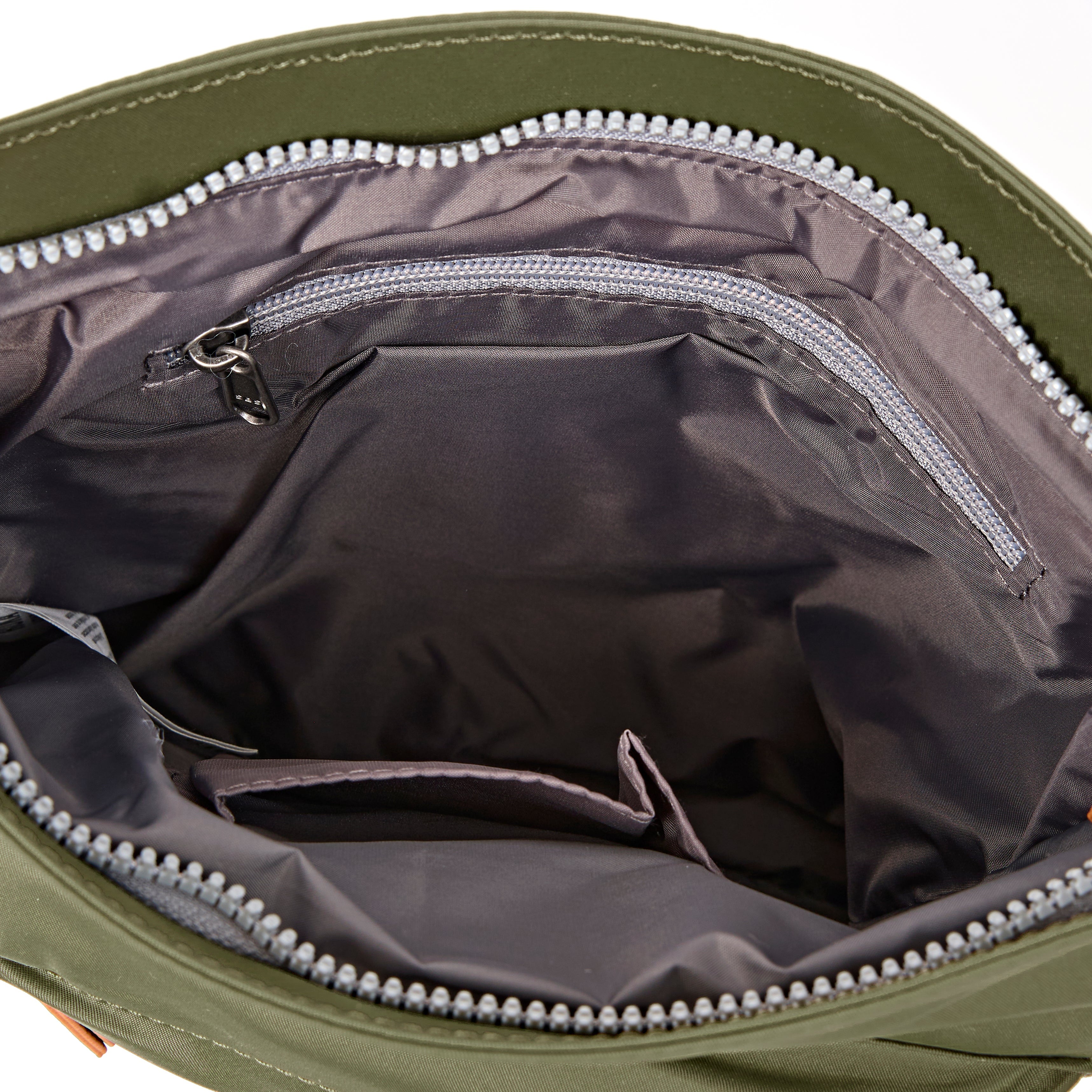 ROKA London - Kennington M crossbody-väska #Färg_Chive