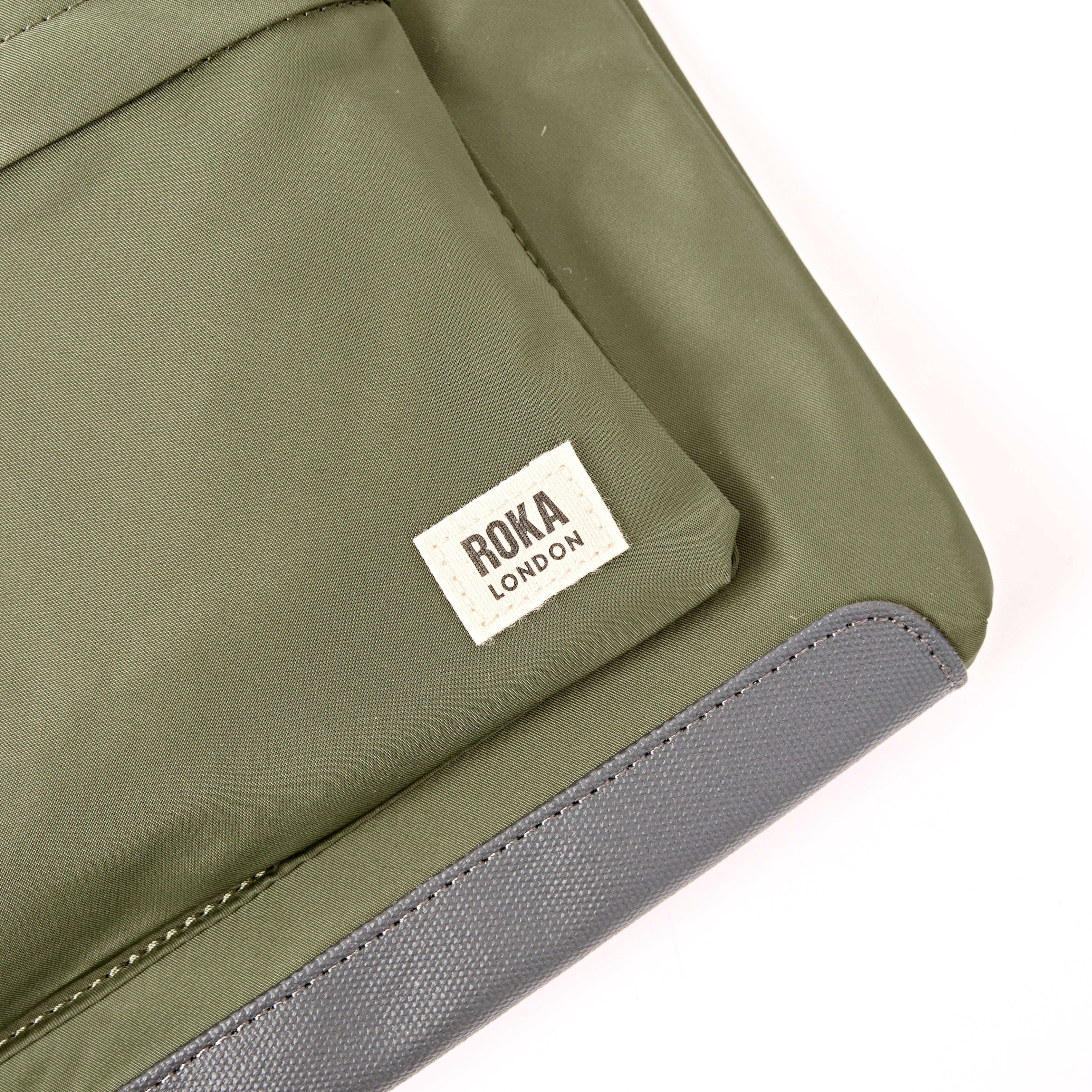 ROKA London - Kennington M crossbody-väska #Färg_Chive